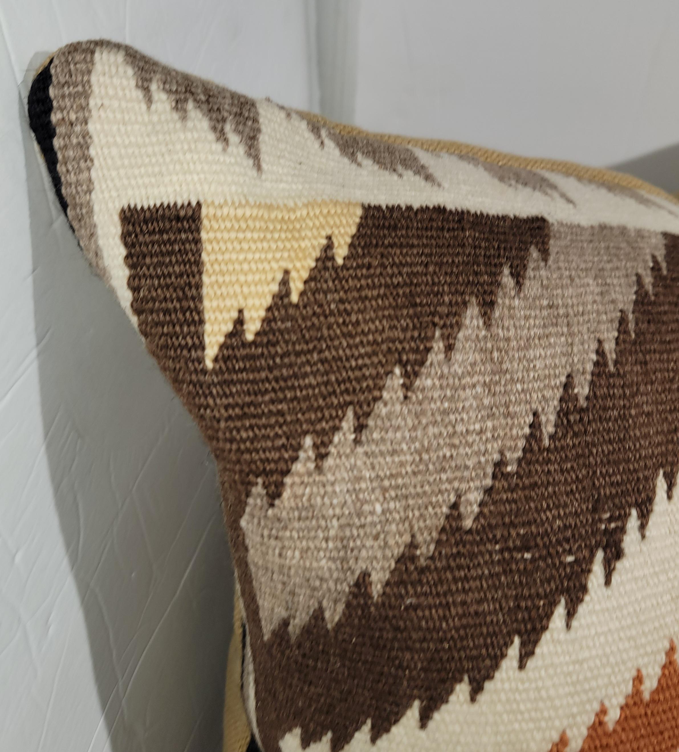 Cuscino bolster in tessuto indiano Navajo con motivo eye dazzler. L'inserto è in piuma e piumetta.