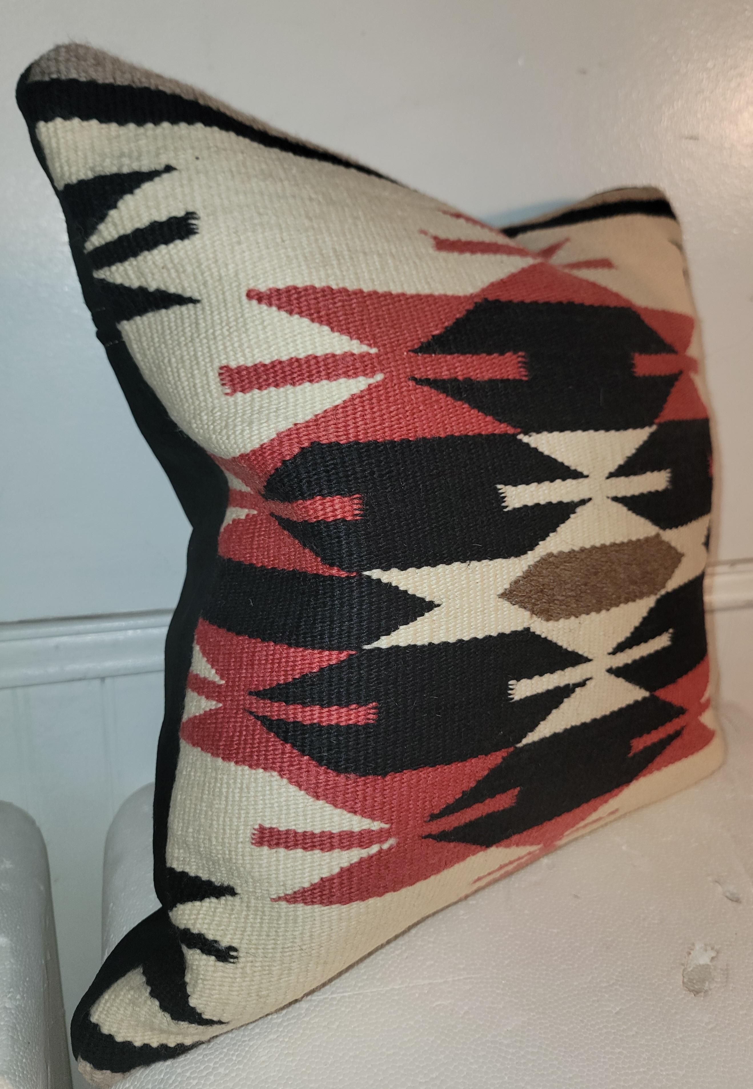 Cuscino bolster con tessitura indiana Navajo.Supporto in pelle scamosciata  Le condizioni sono ottime.
