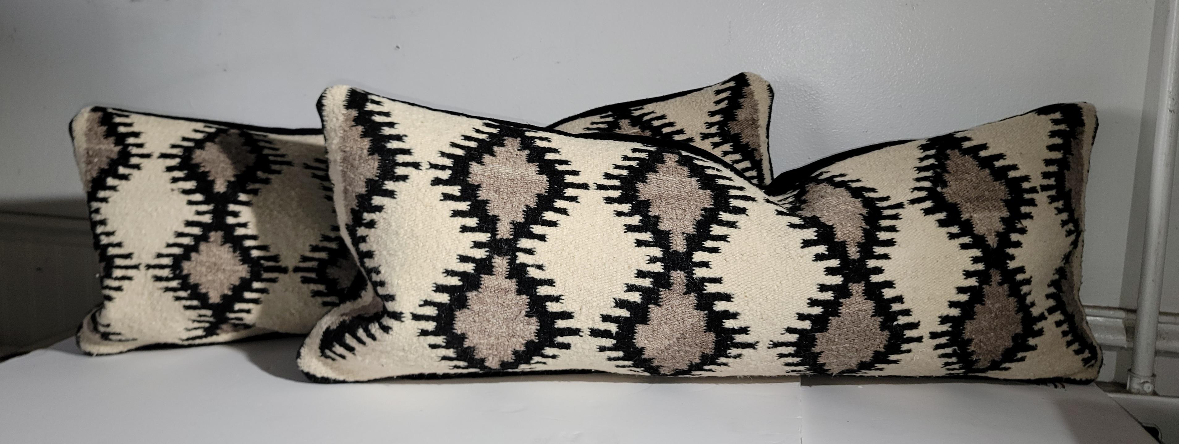 Increíbles almohadas de tejido de ojos deslumbrantes de los indios navajos con reverso de ante negro. Estos inusuales tejidos en blanco y negro son muy difíciles de encontrar.
