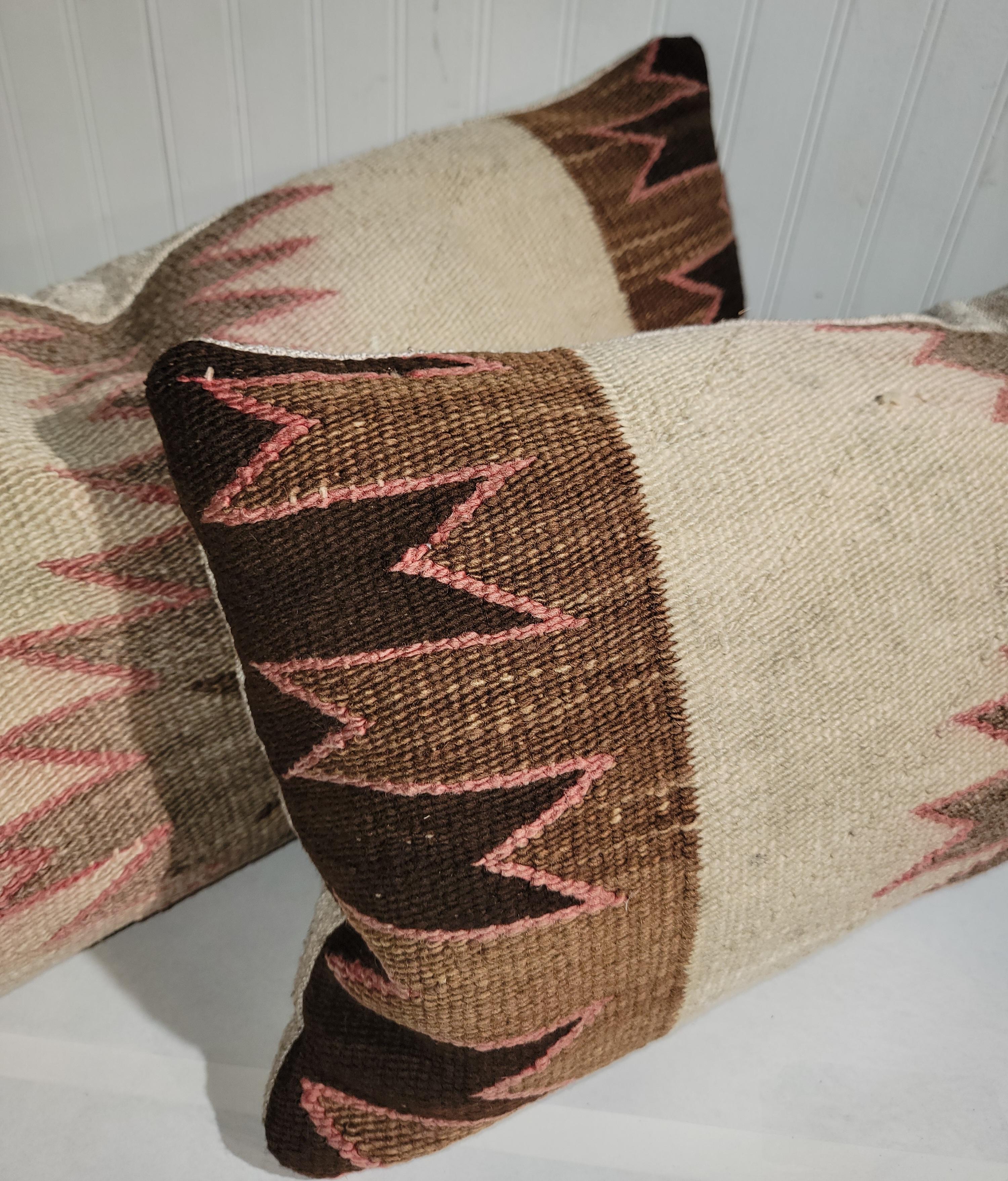 Cuscini bolster Navajo Indian Weaving Eye Dazzler (Coppia). Inserto in piuma e piumino e involucro con cerniera.