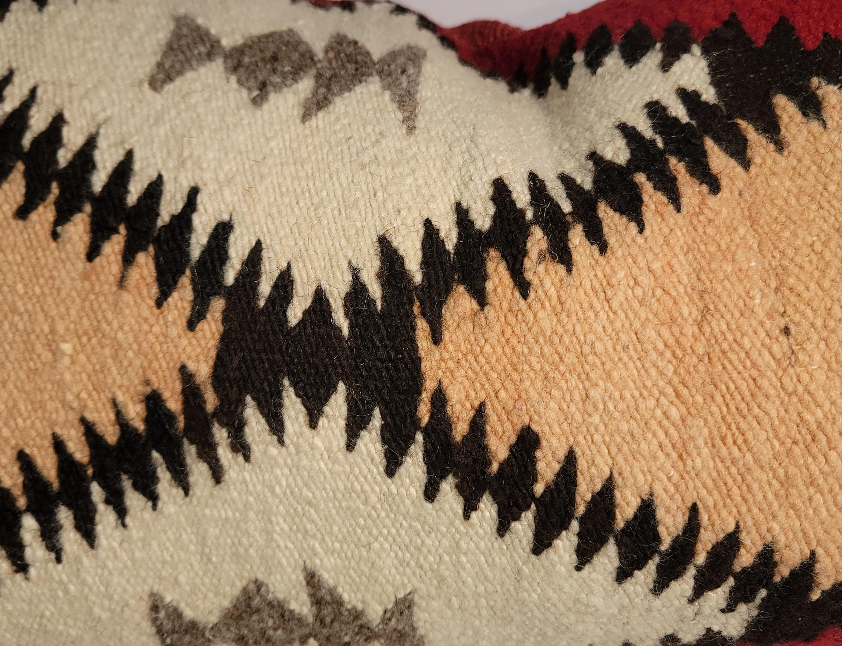 Oreiller de traversin géométrique en tissage indien Navajo de 20 cm de long, avec un support en lin.