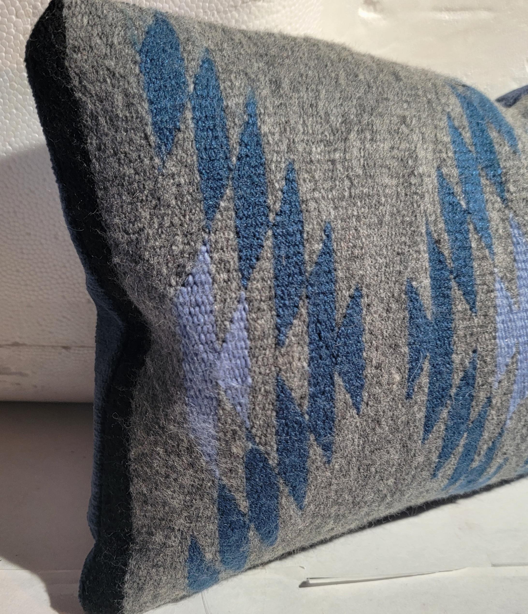 Intagliato a mano Cuscino con tessitura indiana Navajo a colori blu in vendita