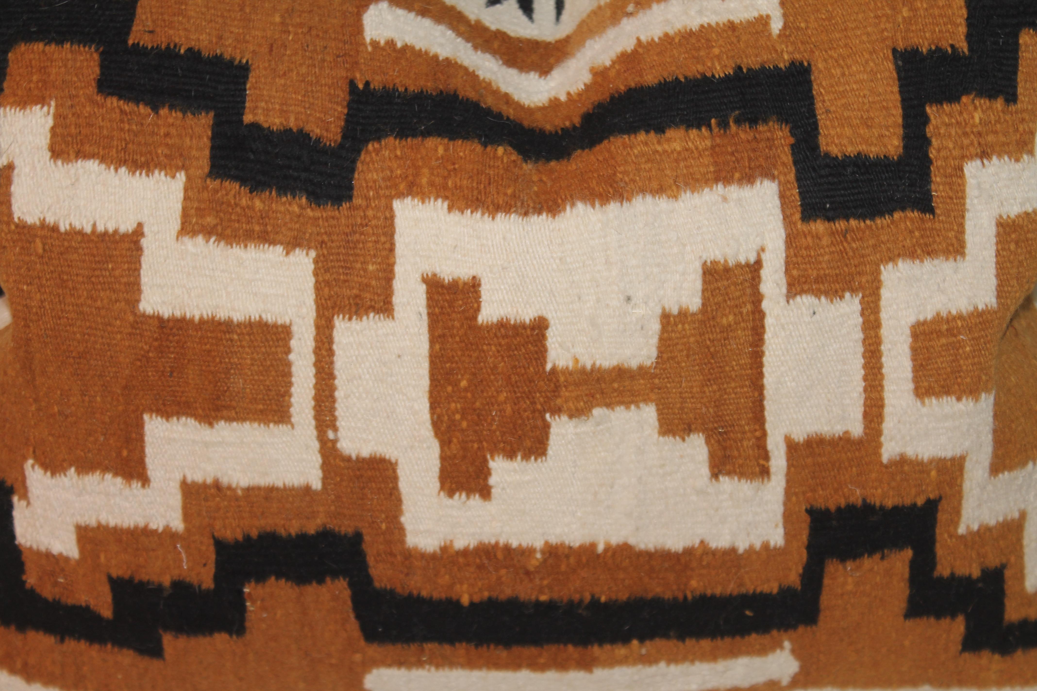 Coussin de traversin en tissage indien Navajo. Ce tapis de selle est en excellent état et en très bon état.