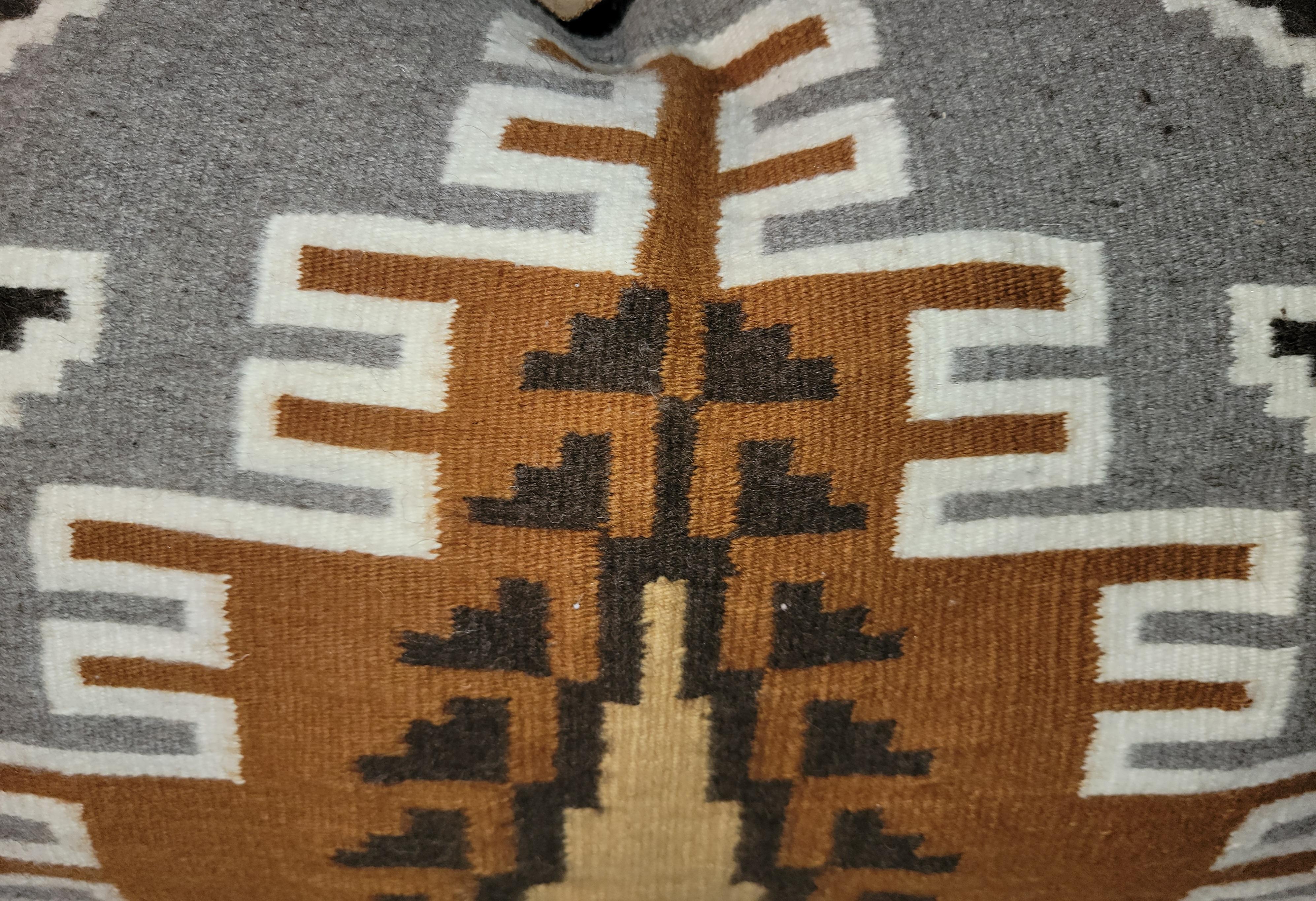 Oreiller en tissage indien Navajo. Insert en plumes et duvet et enveloppe zippée.