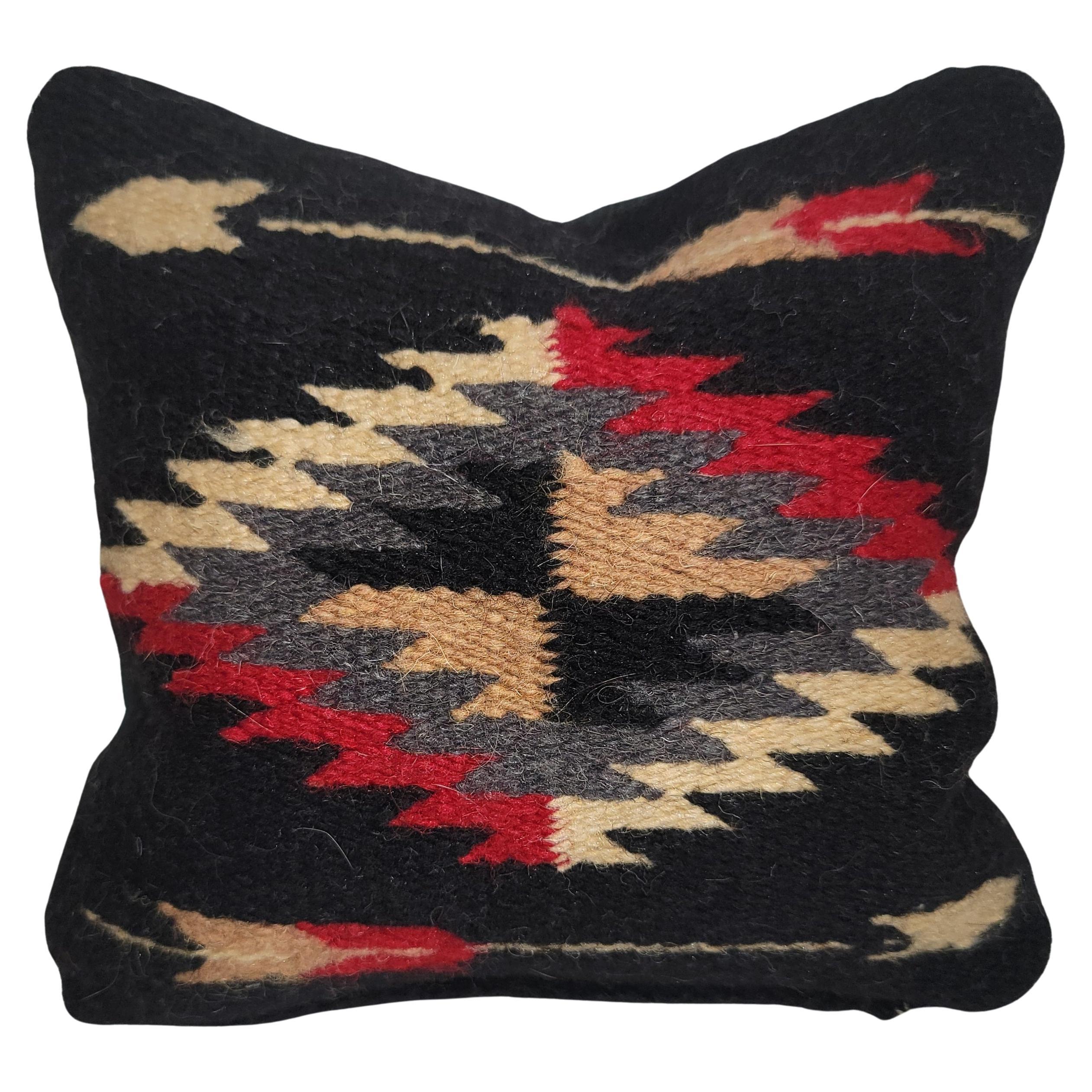 Cuscino a tessitura indiana Navajo con fondo in pelle scamosciata
