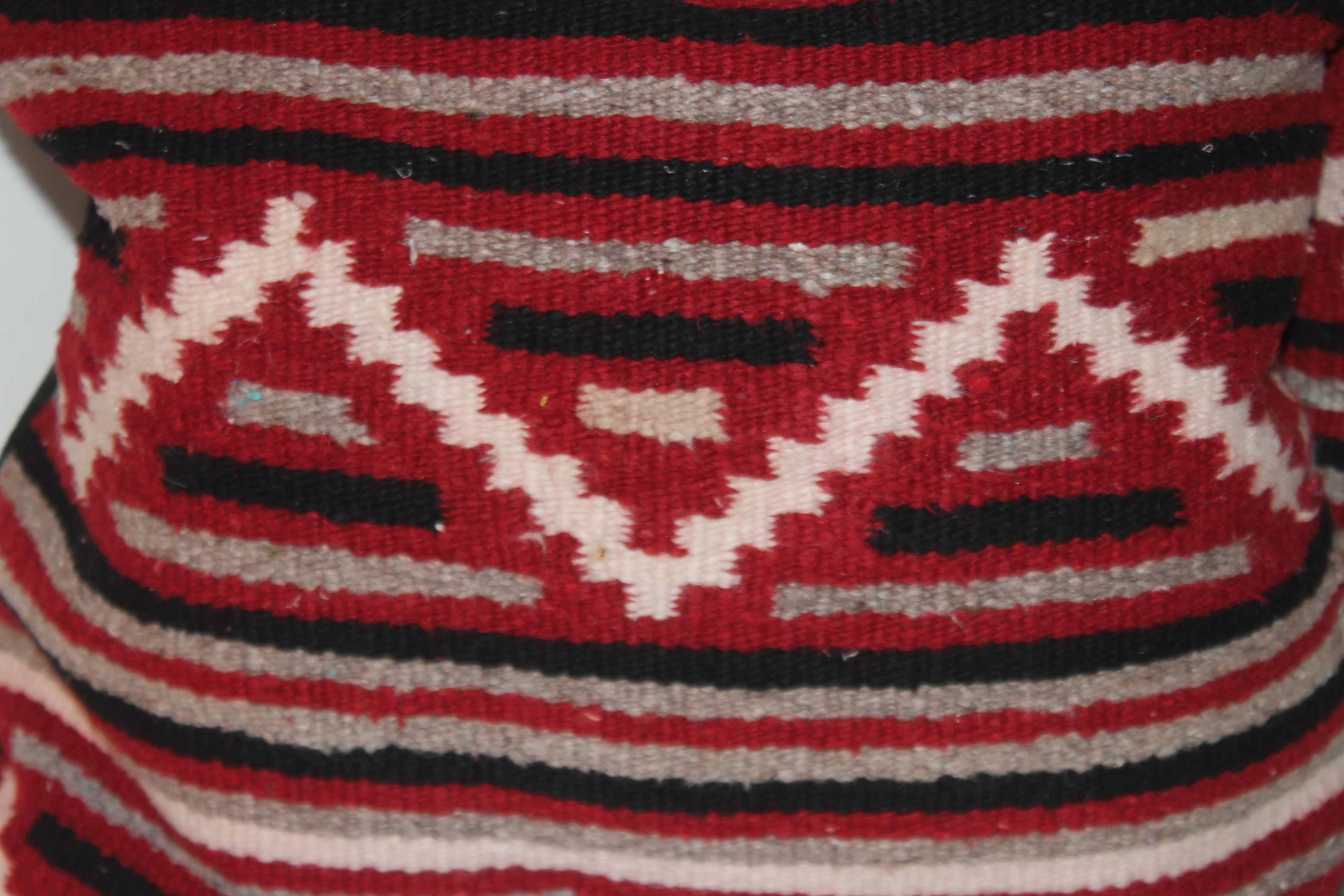 Cette paire amusante de coussins tissés par les Indiens Navajo est en bon état et a un dos en coton et en lin. Les inserts sont en duvet et en plumes.