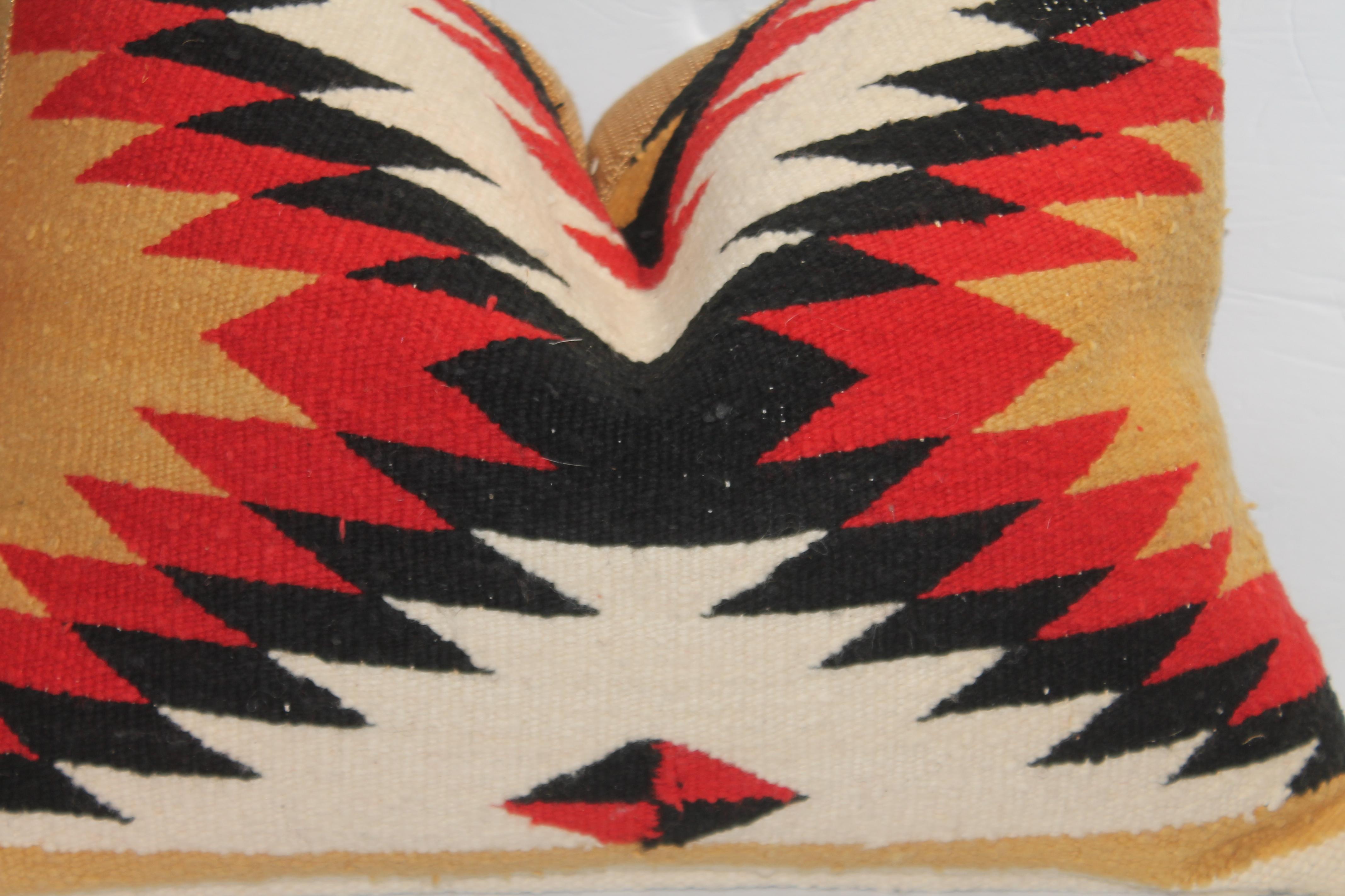 Questi cuscini di tessitura indiana Navajo con rivestimento in cotone e lino sono in condizioni perfette e vengono venduti in coppia.