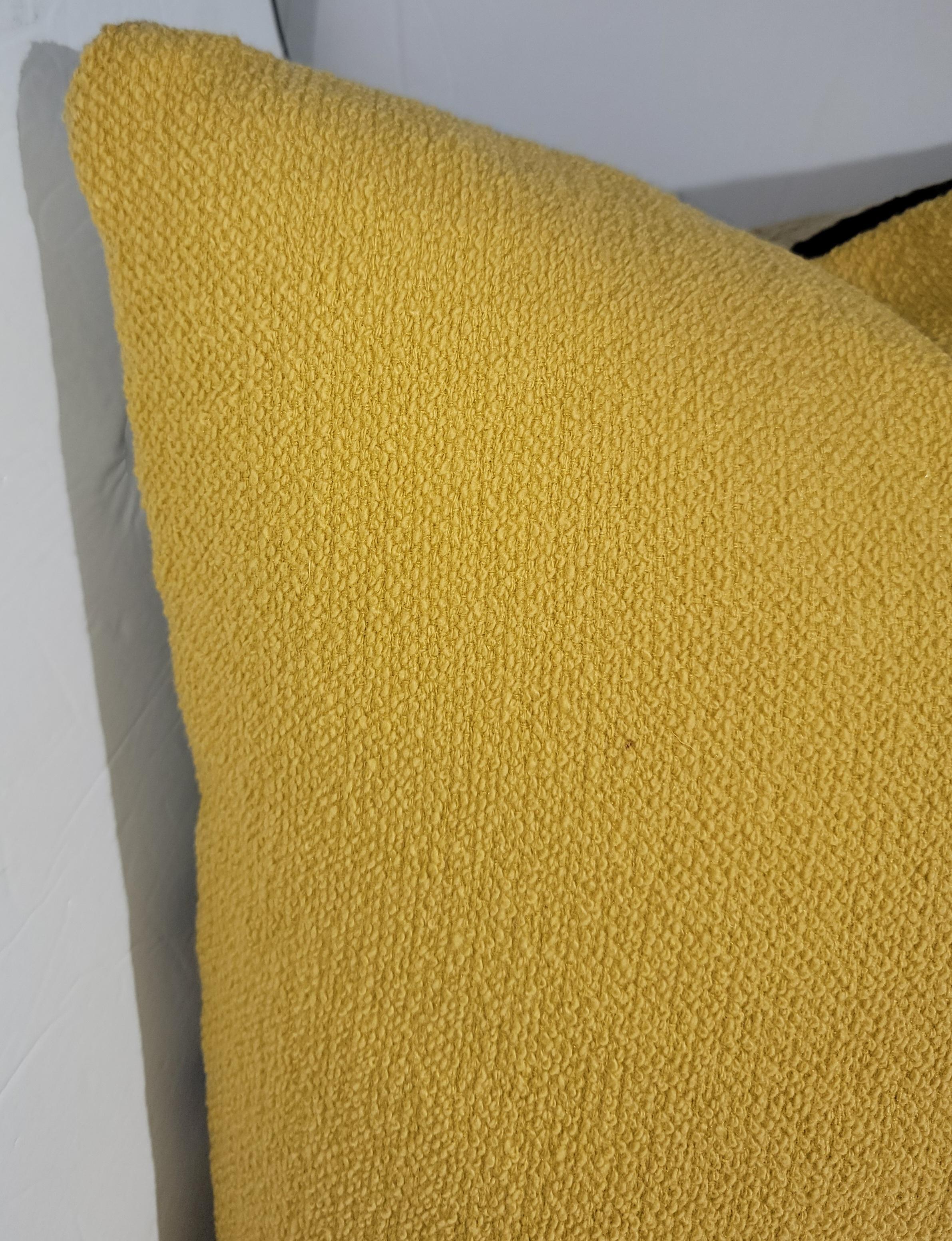 Cuscini di tessitura degli indiani Navajo con cotone giallo  Gli inserti sono in piuma e piumetta.