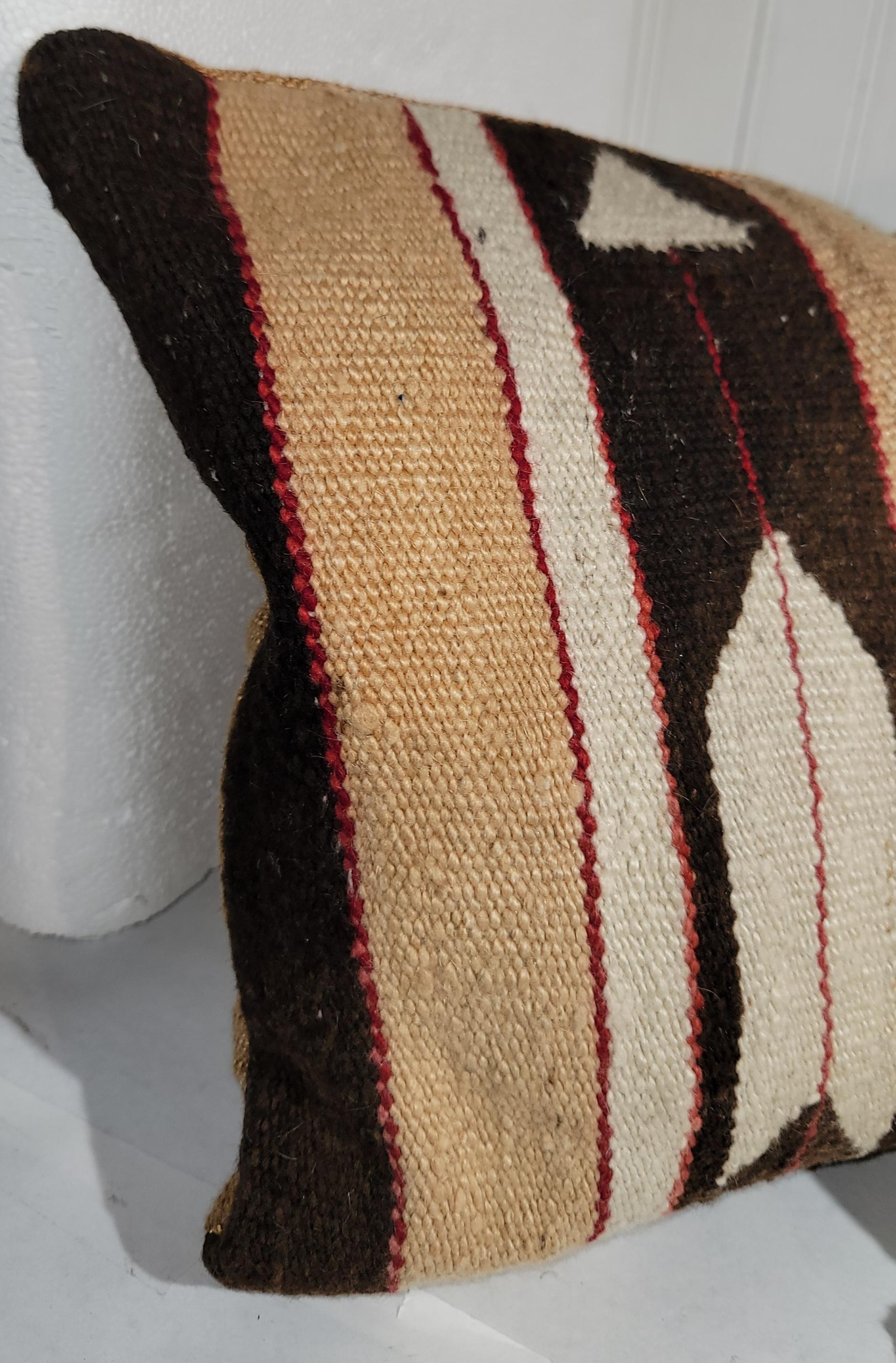 Cuscini di tessitura degli indiani Navajo con frecce in ottime condizioni con supporti in cotone e lino. Gli inserti sono in piuma e piumetta.