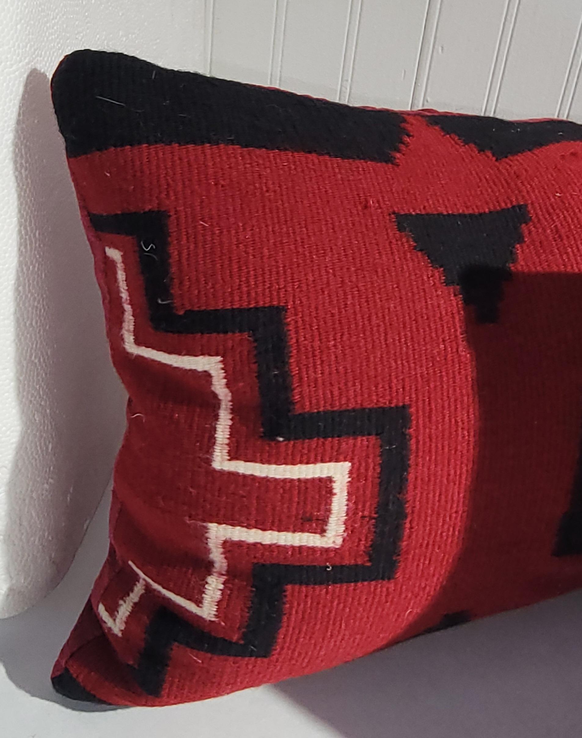 Navajo Indianer Weben Bolster Kissen in kirschrot und schwarz Schornsteinfeger Muster Diese feinen Kissen sind als ein Paar verkauft und haben roten Leinen zurück.