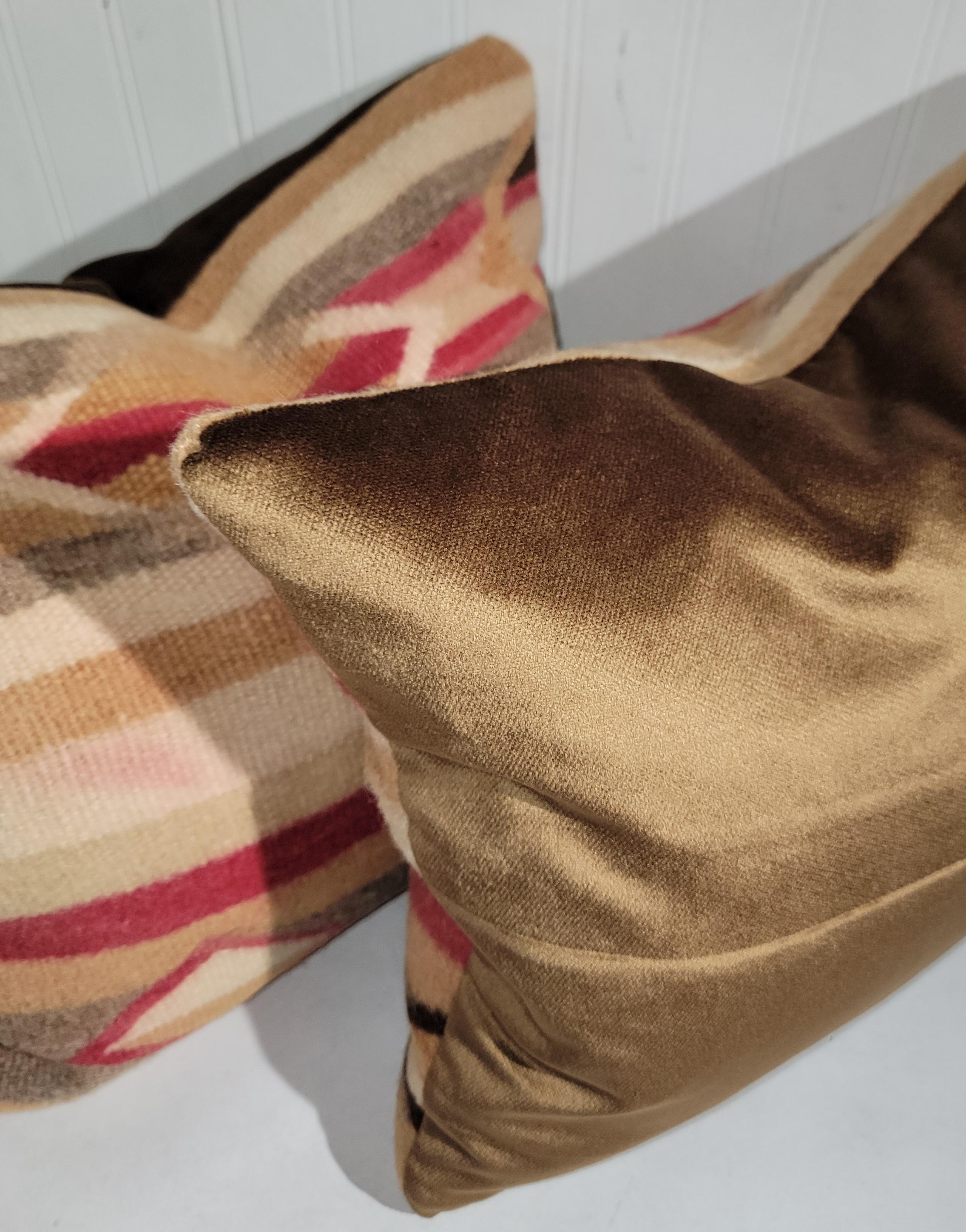 Dieses Paar geometrischer Navajo-Indianer-Wollkissen ist aus weicher Wolle und hat eine Mohair-Rückseite; es wird als Paar verkauft.