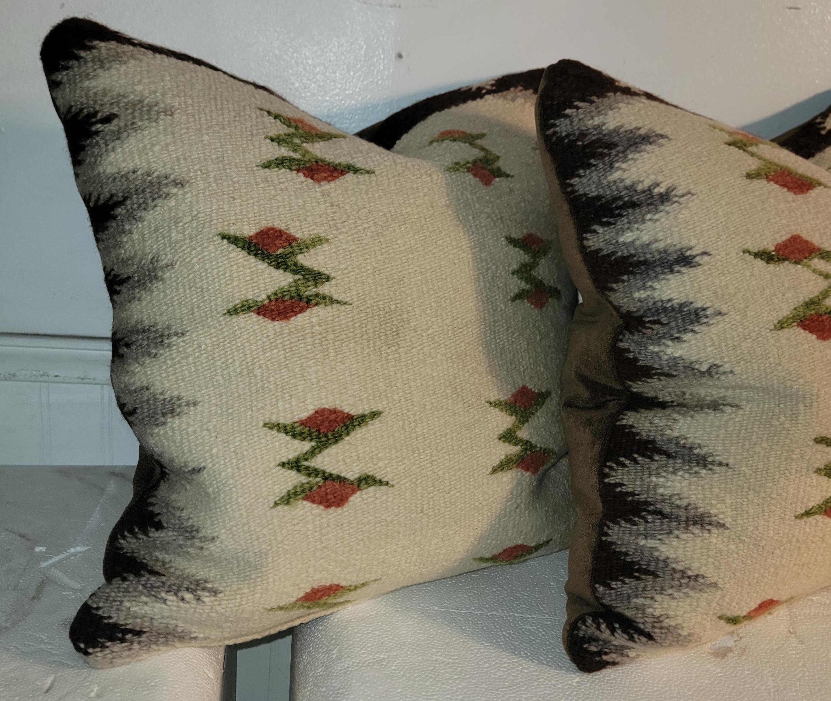 Coussins en tissage indien Navajo, tissés à la main, en très bon état, vendus par paire.