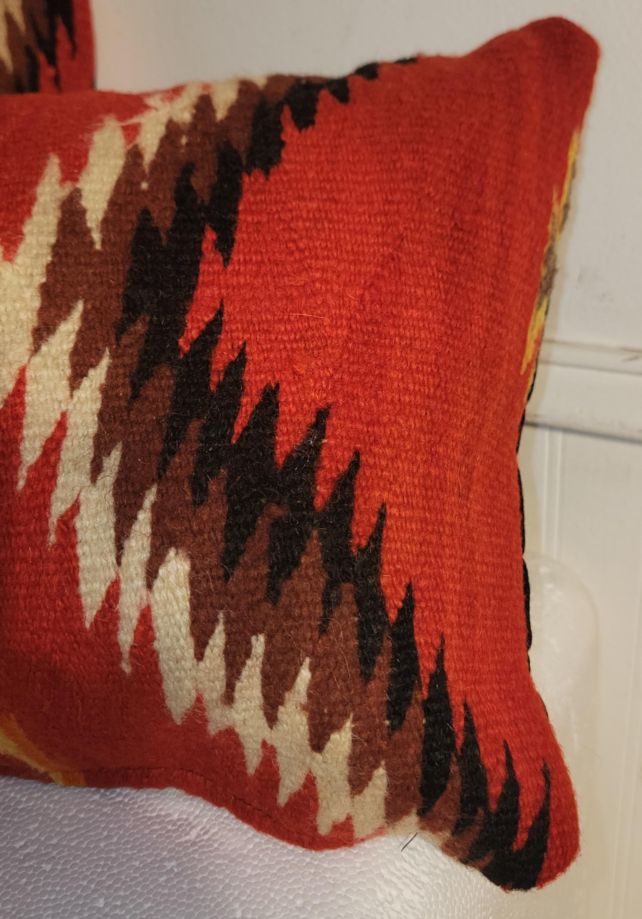 Questi cuscini in tessitura indiana Navajo con cuciture a occhio o a fiamma sono in ottime condizioni.