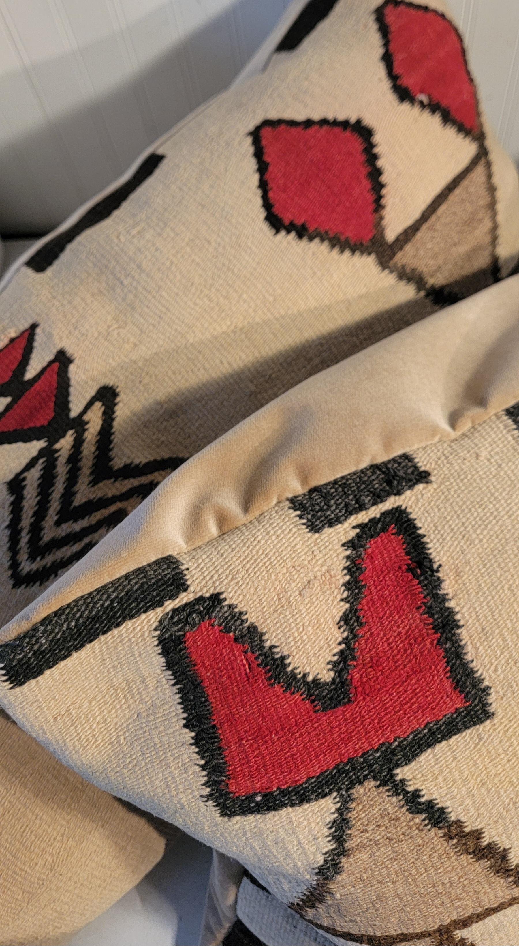 Fantastici cuscini bolsters di tessitura indiana Navajo in ottime condizioni. Le frecce sono come oche volanti o uccelli in volo. Venduti in coppia. Riempimento in piuma e piumino.