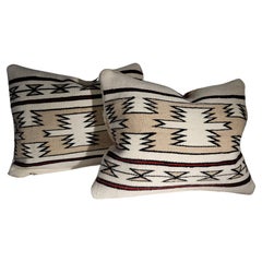 Almohadas de tejido indio navajo con respaldo de piel de becerro