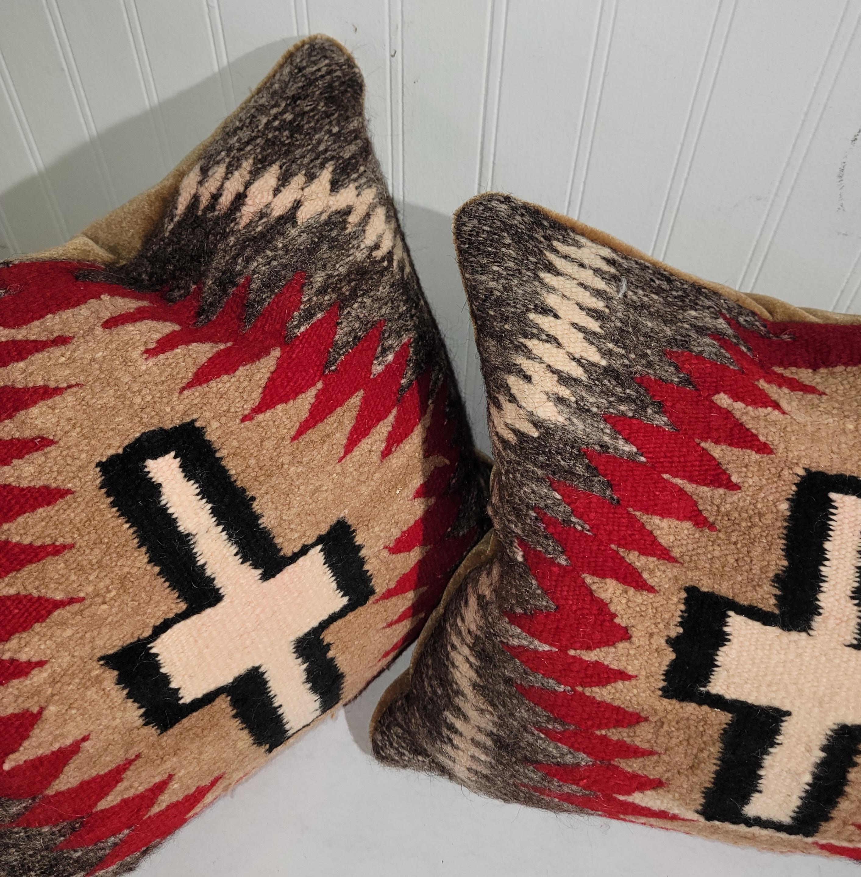 Étonnant Indien Navajo  le tissage de coussins avec des croix et de beaux dos en mohair. Vendu par paire ou individuellement.