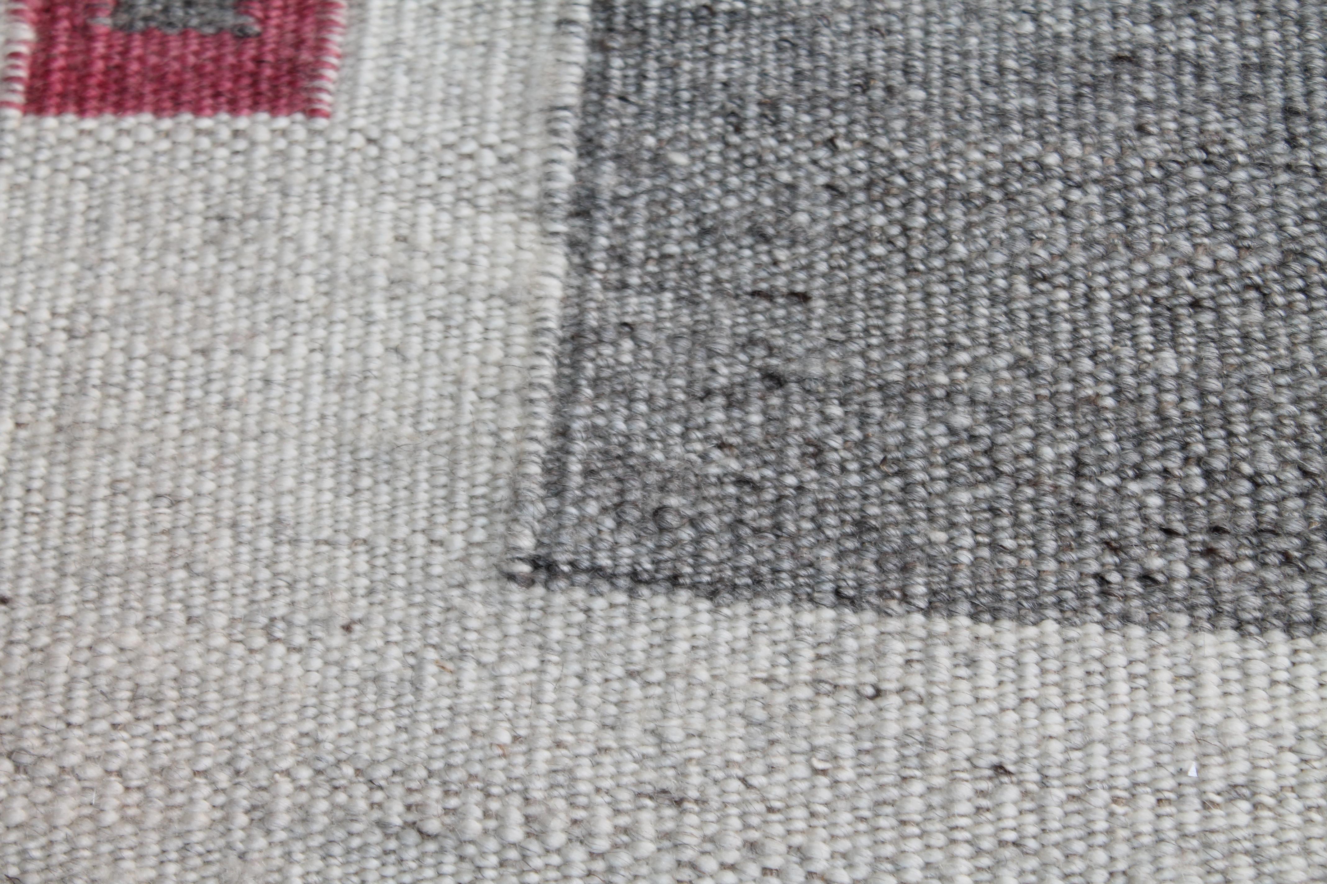 Navajo Indian Weaving Room Size Rug In Good Condition In Los Angeles, CA