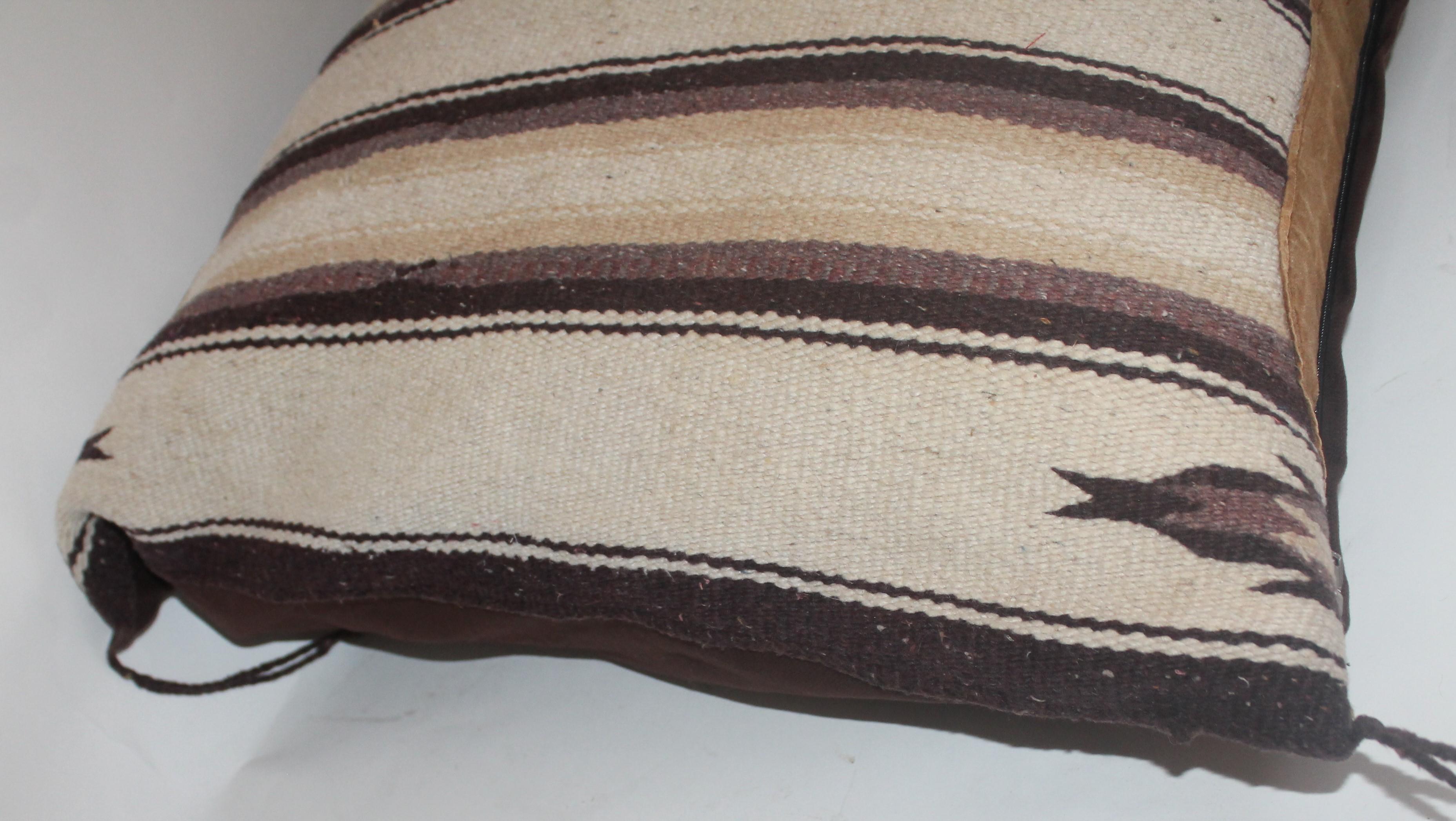 Navajo Indian Weaving Saddle Blanket Pillow with Leather Trim In Good Condition For Sale In Los Angeles, CA