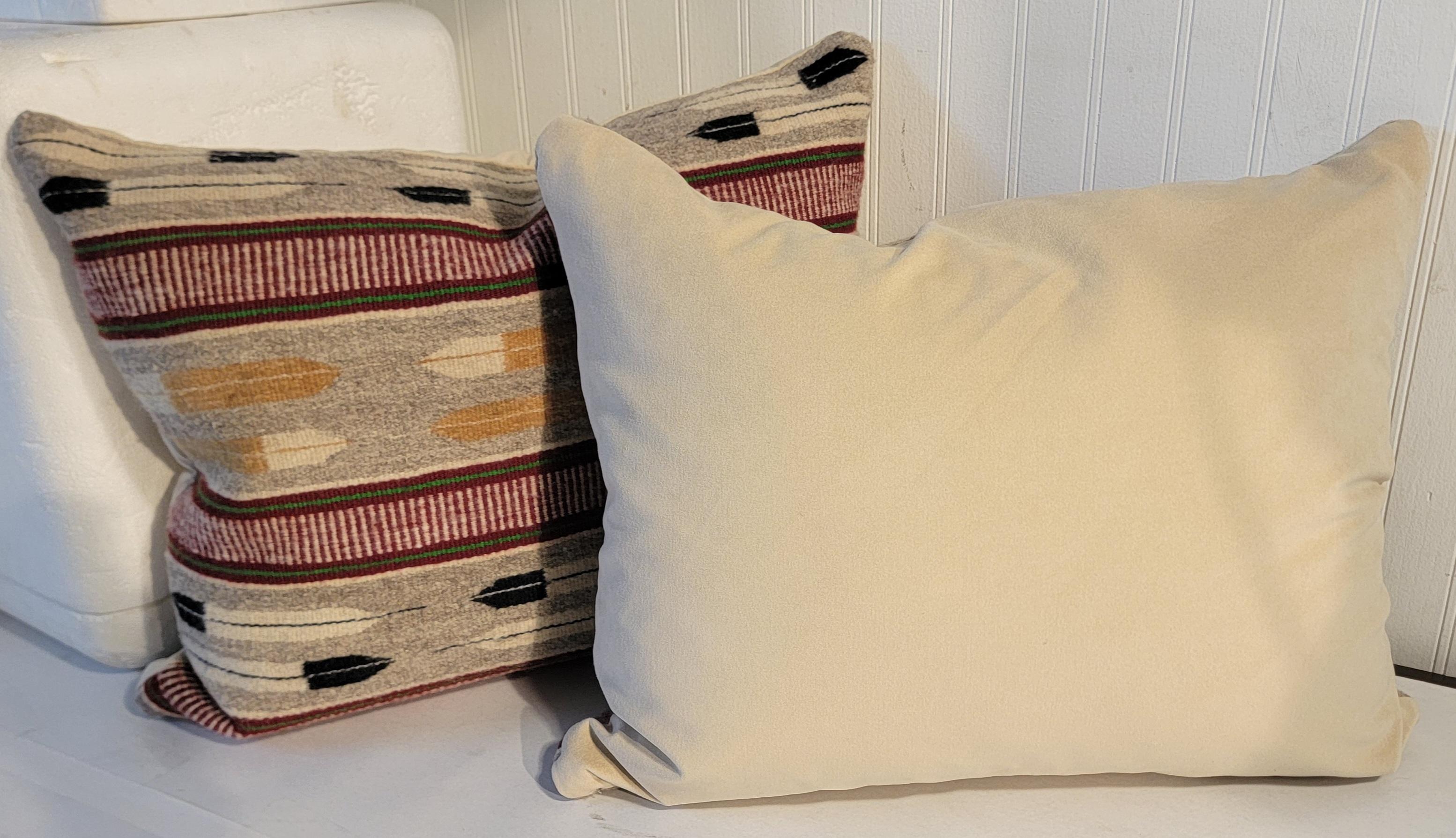 Queste folcloristiche tessere indiane Navajo sono in ottime condizioni e hanno inserti in piuma e piumette.Vendute solo in coppia.Le fodere sono in morbido camoscio/pelle color taupe.Incredibili!!!