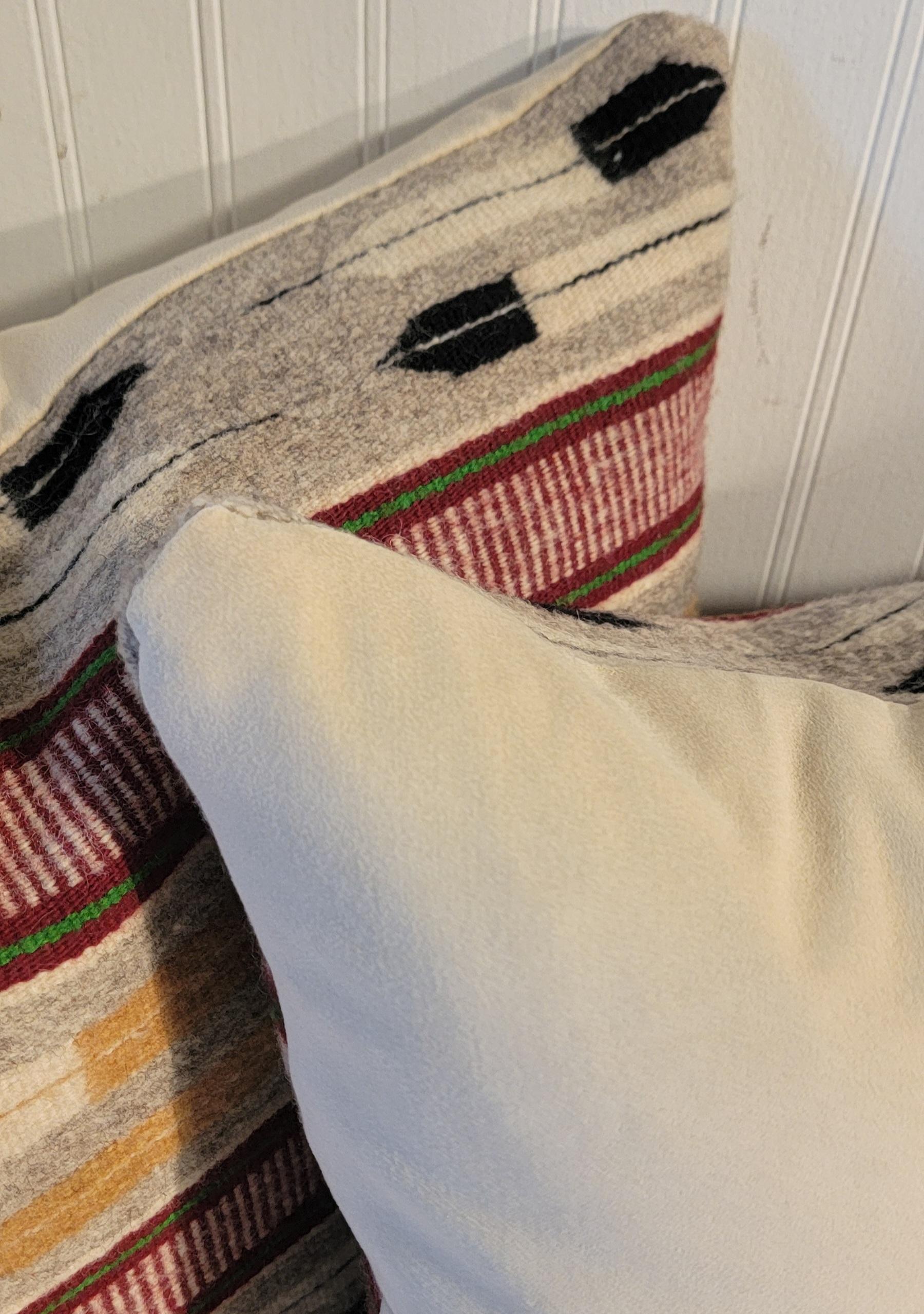 Arte popolare Cuscini in tessuto indiano Navajo con piume - coppia in vendita