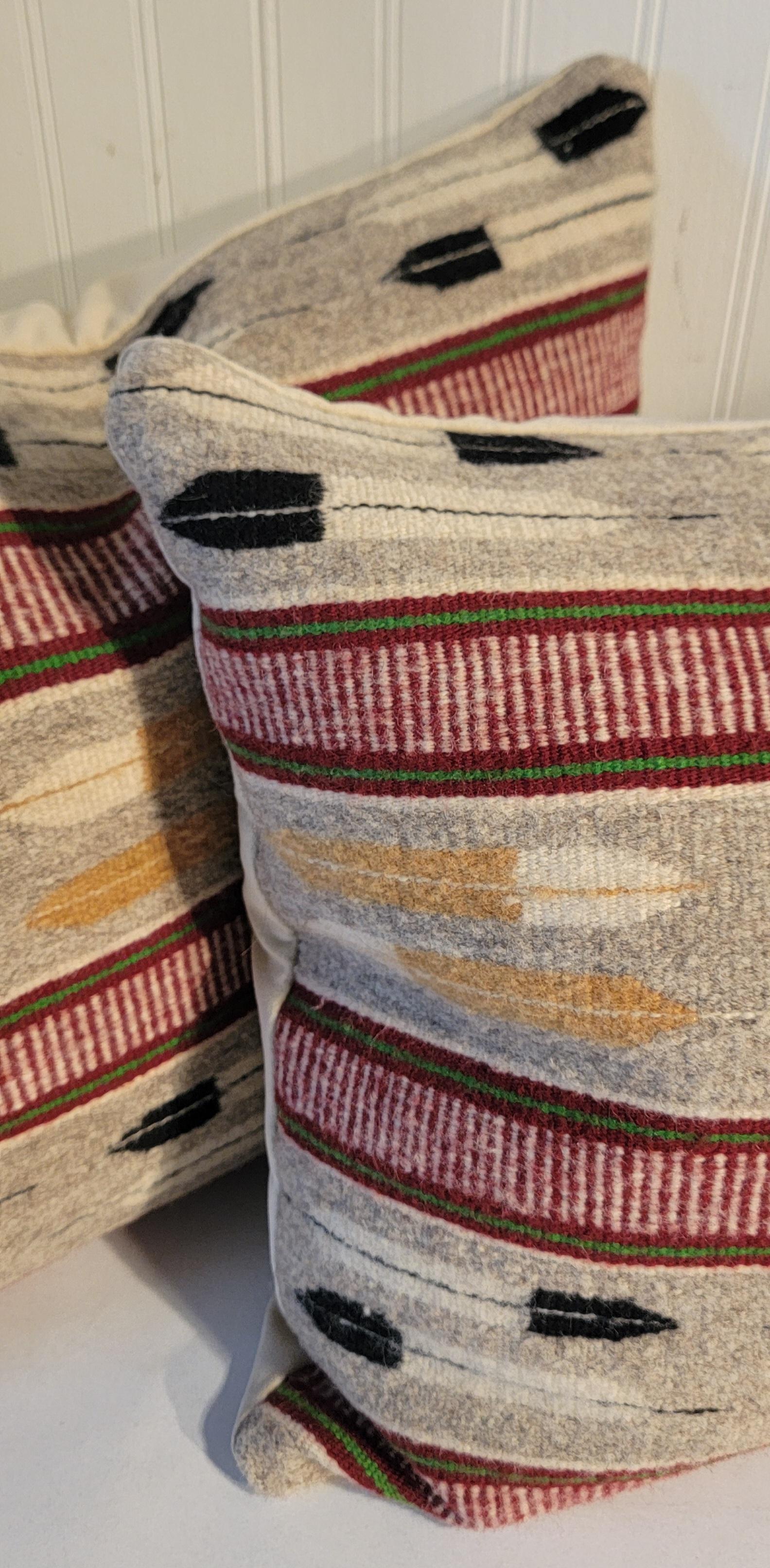 Americano Cuscini in tessuto indiano Navajo con piume - coppia in vendita