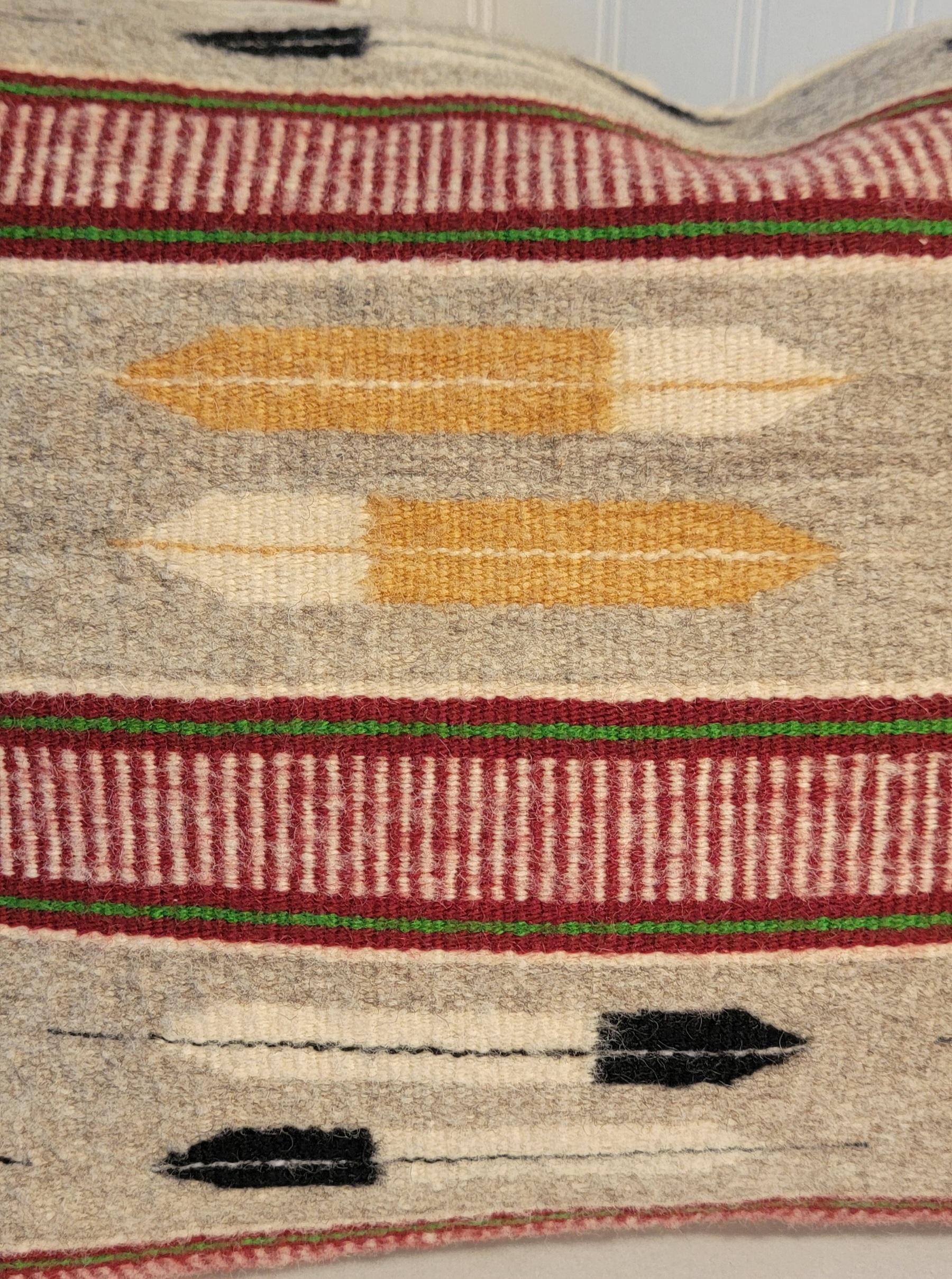 Tessuto a mano Cuscini in tessuto indiano Navajo con piume - coppia in vendita