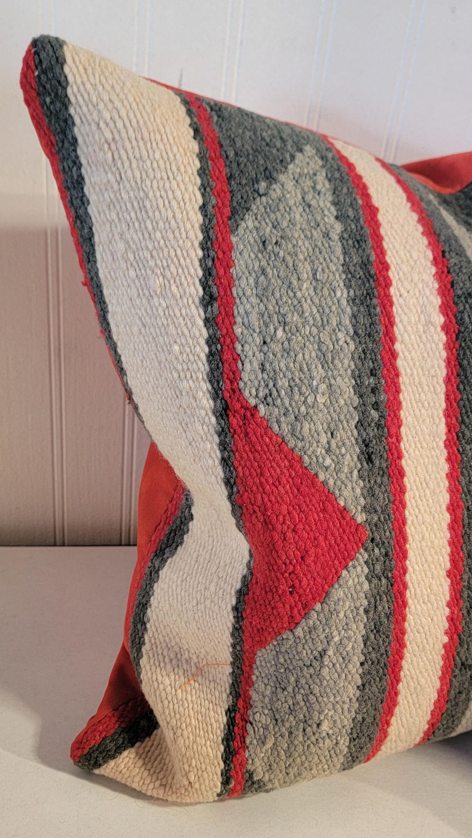 Antiguas almohadas tejidas por indios navajos a partir de una manta de silla de montar. El reverso es de suave ante/cuero rojo.