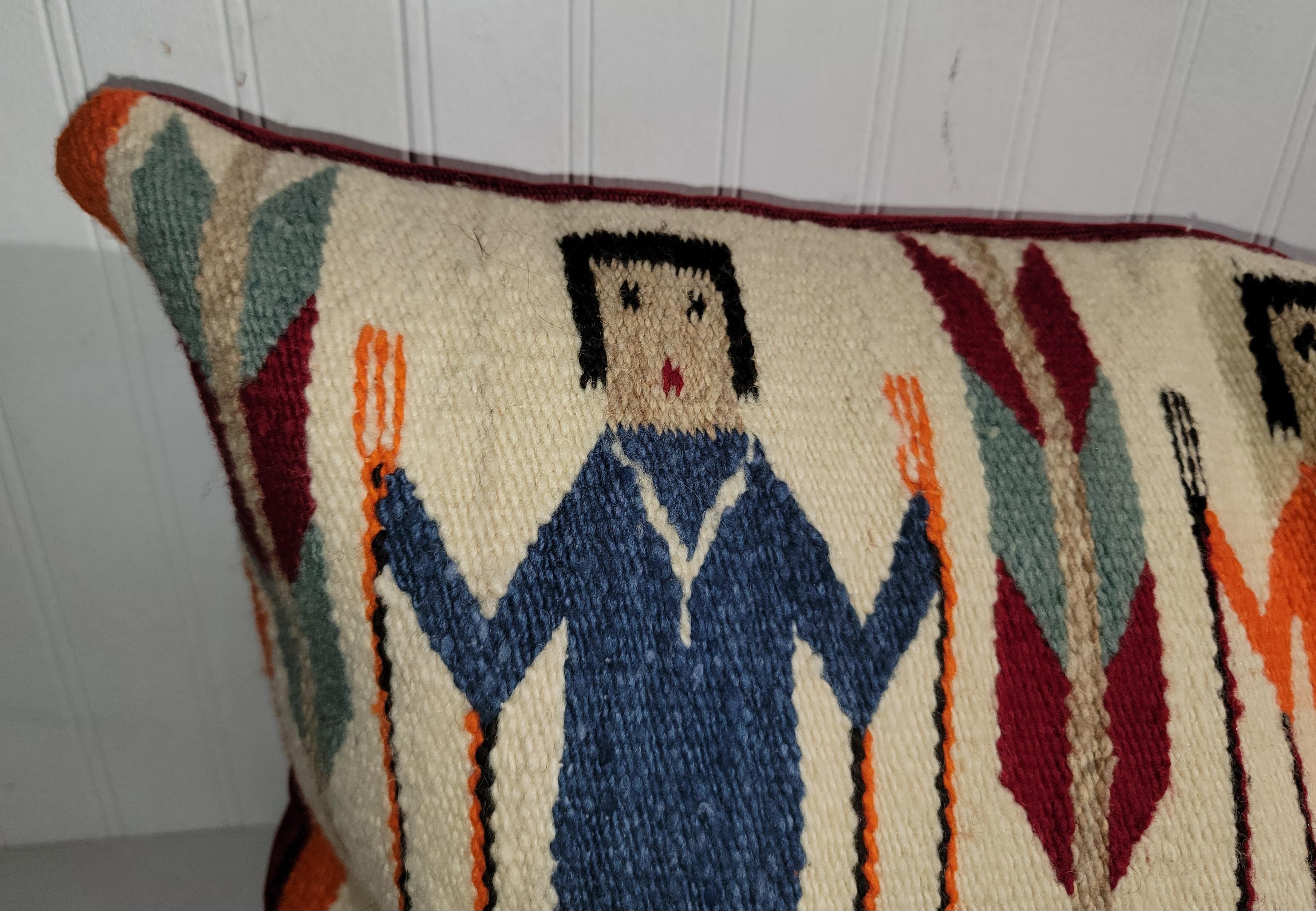 Questo divertente e colorato cuscino bolster in tessuto indiano Navajo è in ottime condizioni. Il retro è in velluto color mirtillo rosso ed è in condizioni immacolate.