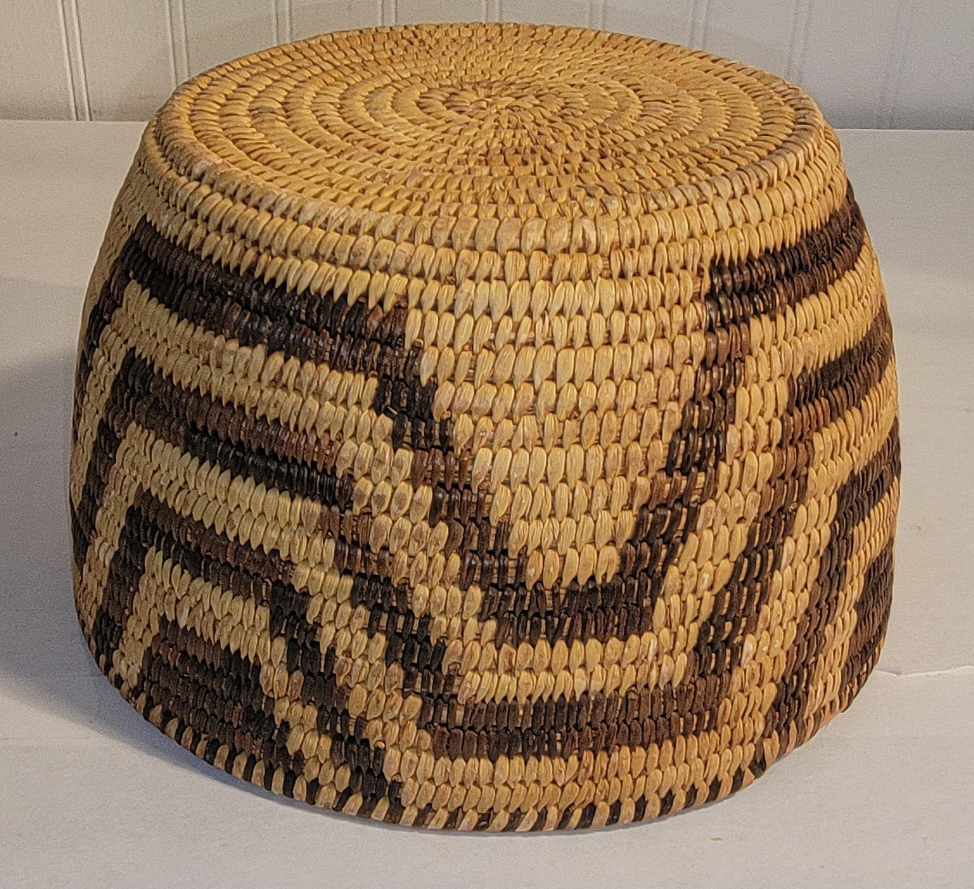 Tessuto a mano Cestino intrecciato indiano Navajo in vendita