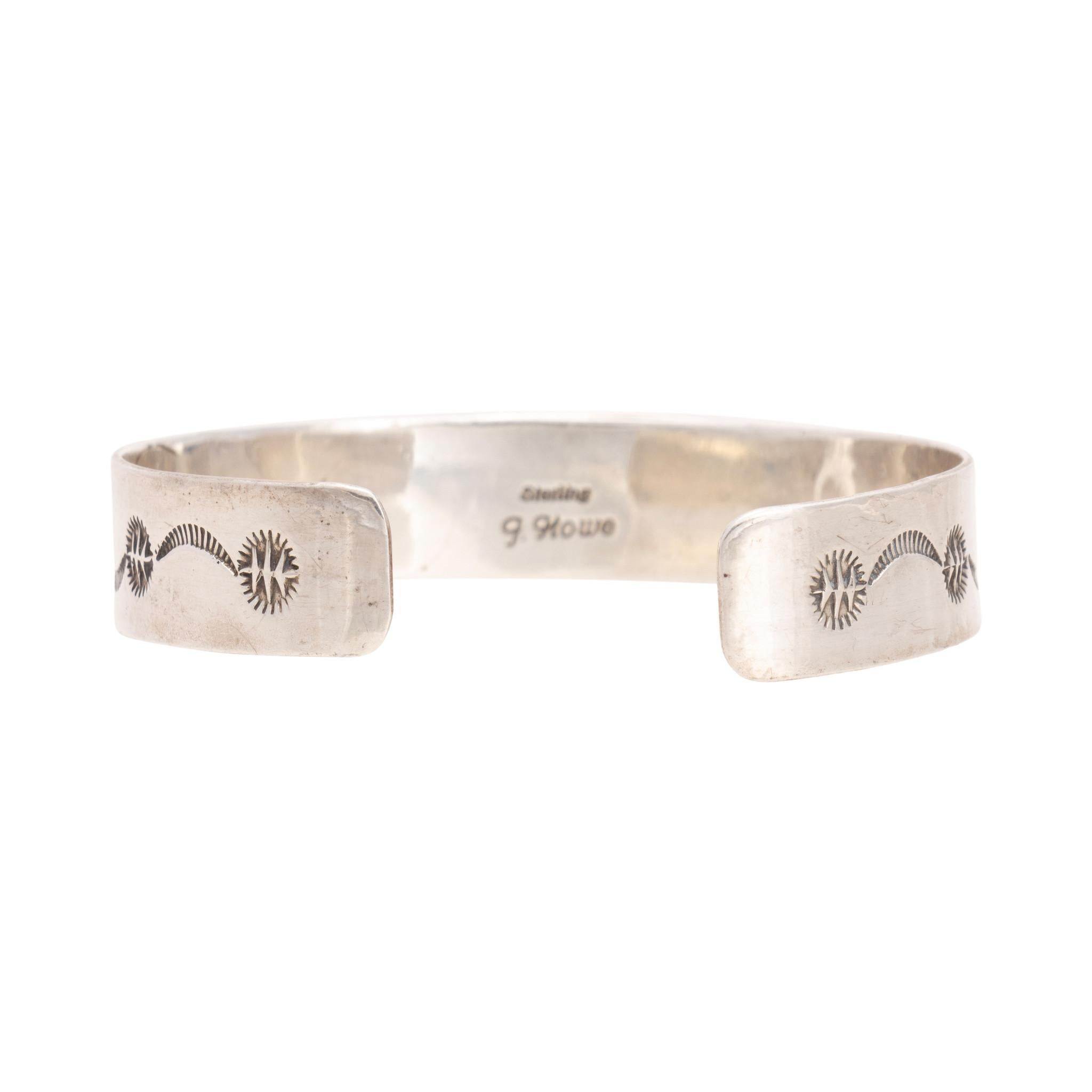 Bracciale in argento con intarsio Navajo. Intarsio di forma ovale con pietre di lapis, onice e turchese, separate da linee di sterline. Il Lapis ha un colore blu scuro e ricco, con matrice argentata. Il turchese è un blu brillante con matrice bianca