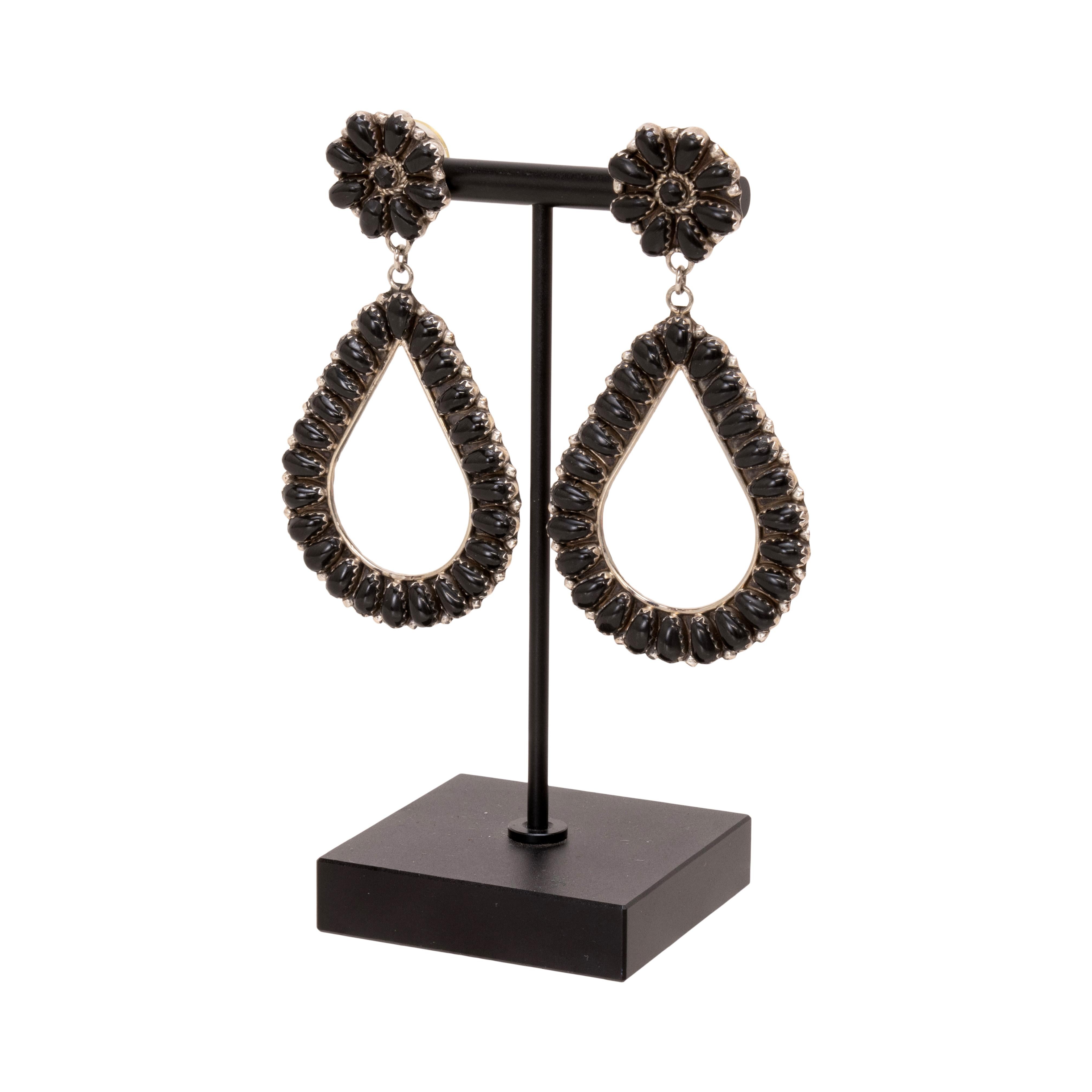 Amérindien Boucles d'oreilles pendantes en argent et en jett Navajo en vente