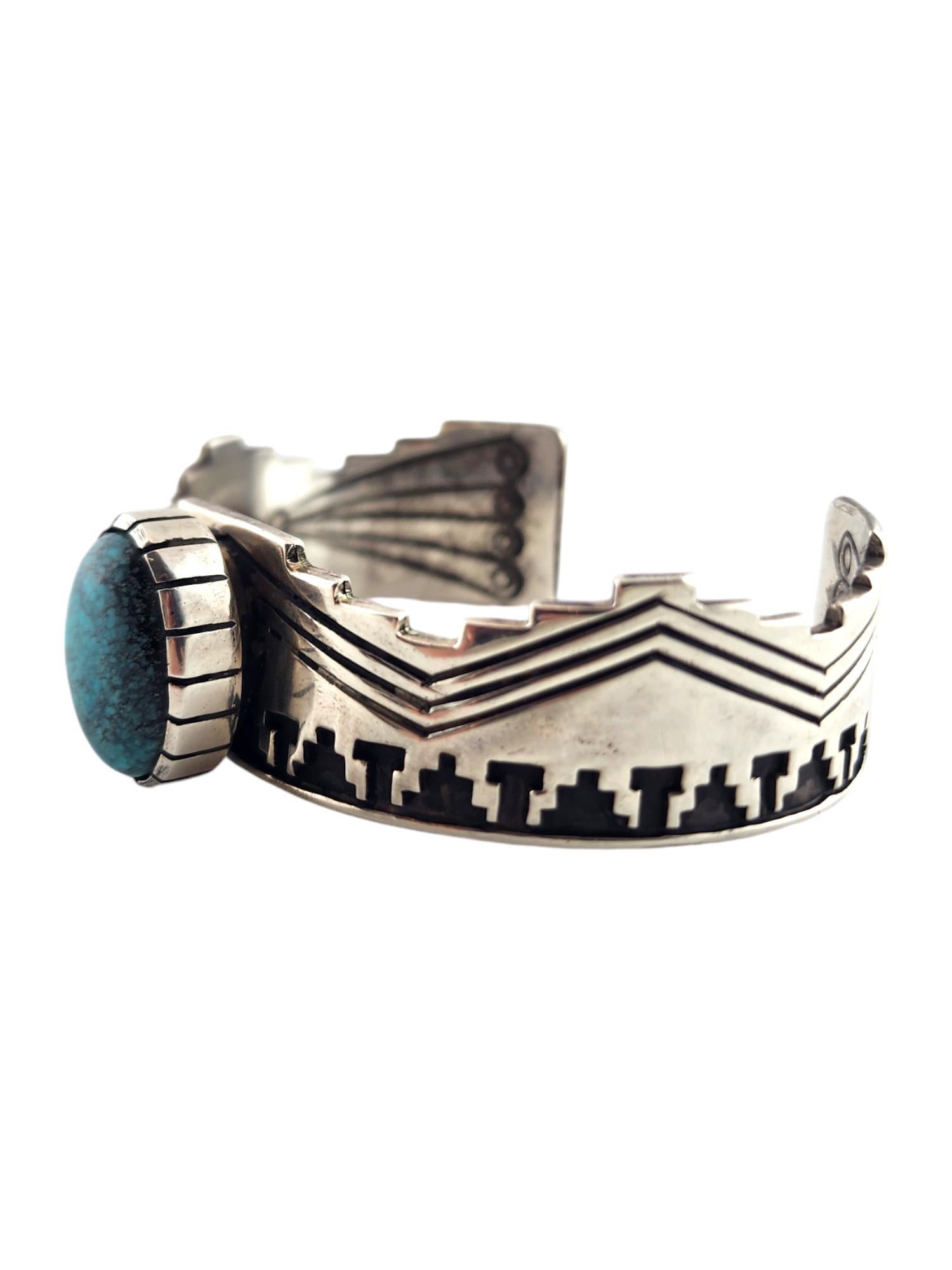 Bracciale in turchese in argento sterling Navajo Joe N. McCabe #18673

Questo bellissimo bracciale è stato realizzato con cura in argento sterling con bellissimi dettagli e presenta una splendida pietra turchese!

Misure approssimative: 
5 1/2