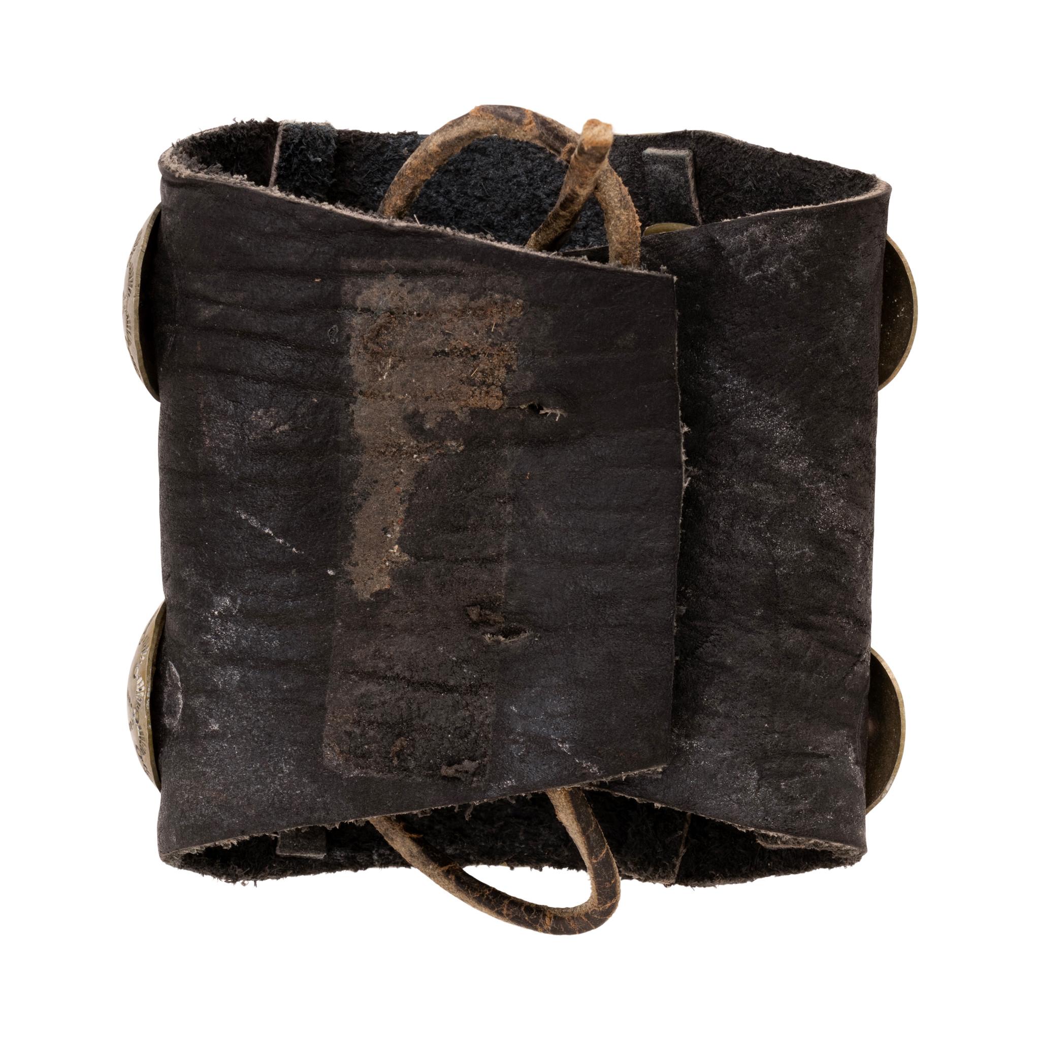 Navajo Ketoh Bogenschutz Leder Manschettenarmband. Rechteckiger Schild aus Sterlingsilber mit drei Dornröschen-Türkissteinen. Das Schild weist eine tolle Patina auf und hat erhabene, längliche Ovale mit handgestempelten Akzenten und einem Rand. An