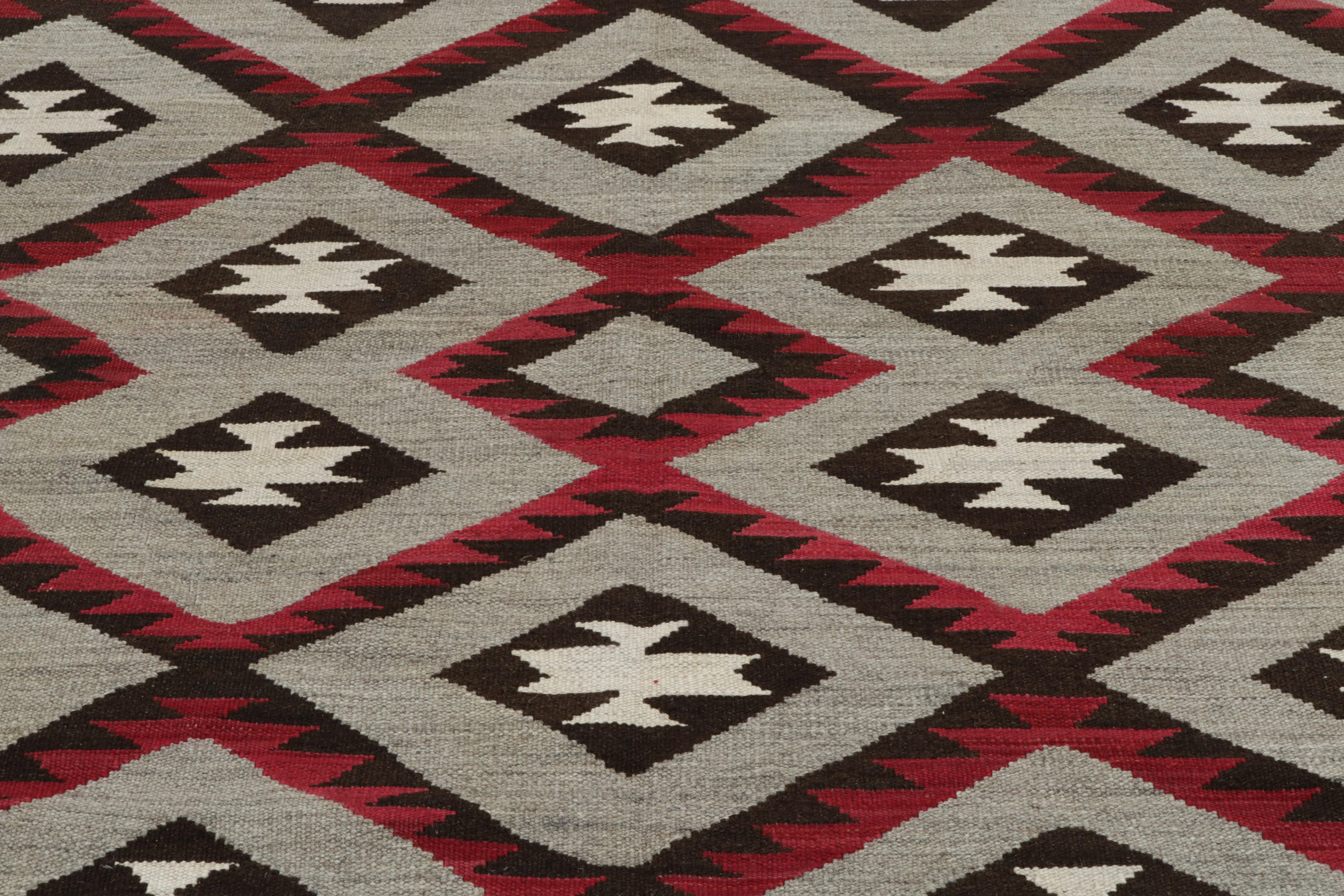 Alfombra estilo kilim navajo de Rug & Kilim con diseño geométrico gris, rojo y marrón Indio en venta