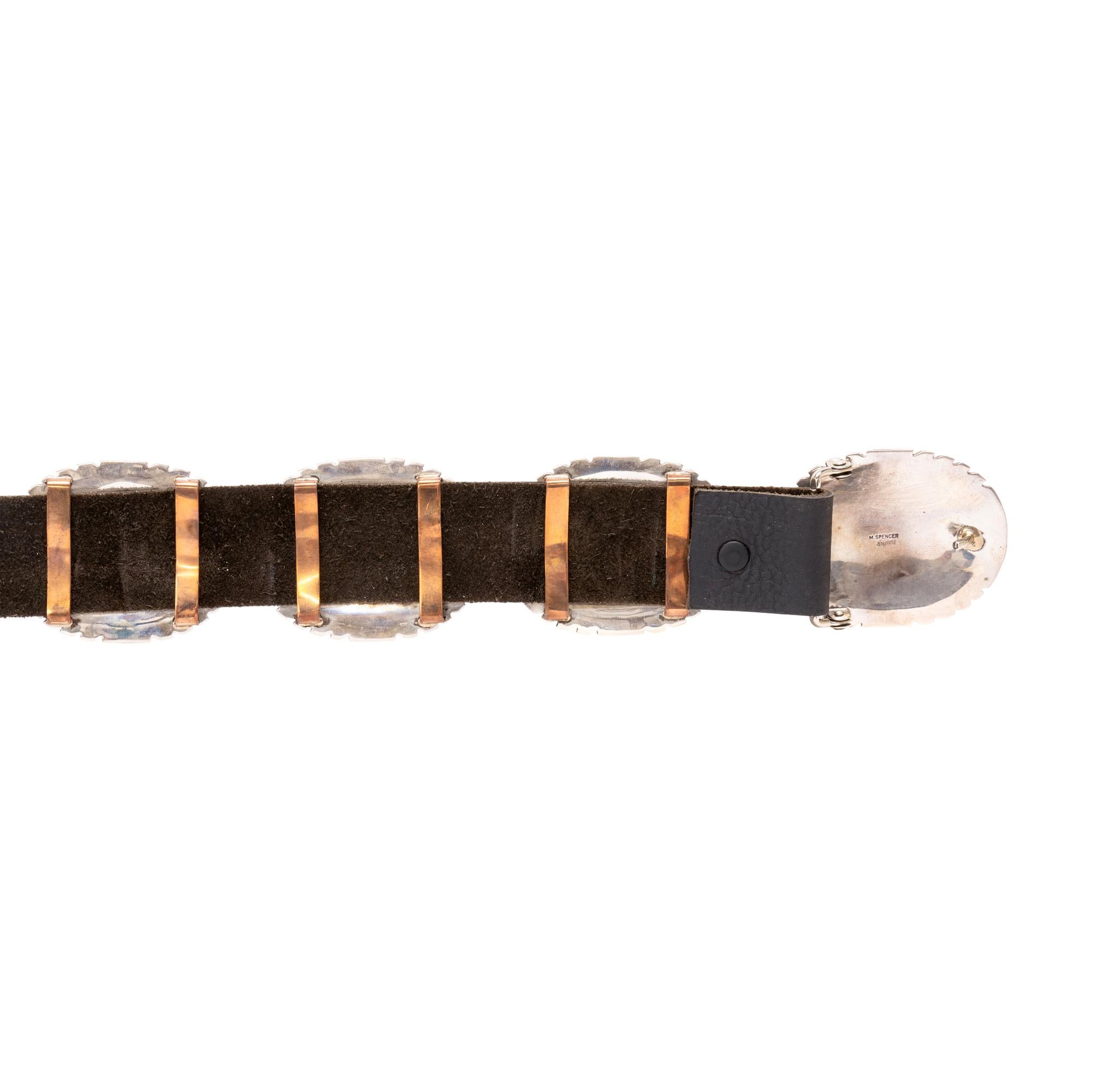 Ceinture concho en turquoise Navajo et argent sterling sur cuir. Chaque concho comporte entre 5 et 7 magnifiques turquoises Kingman. Couleur bleu vif avec matrice argentée. Les pierres sont taillées pour s'épanouir organiquement à l'intérieur du