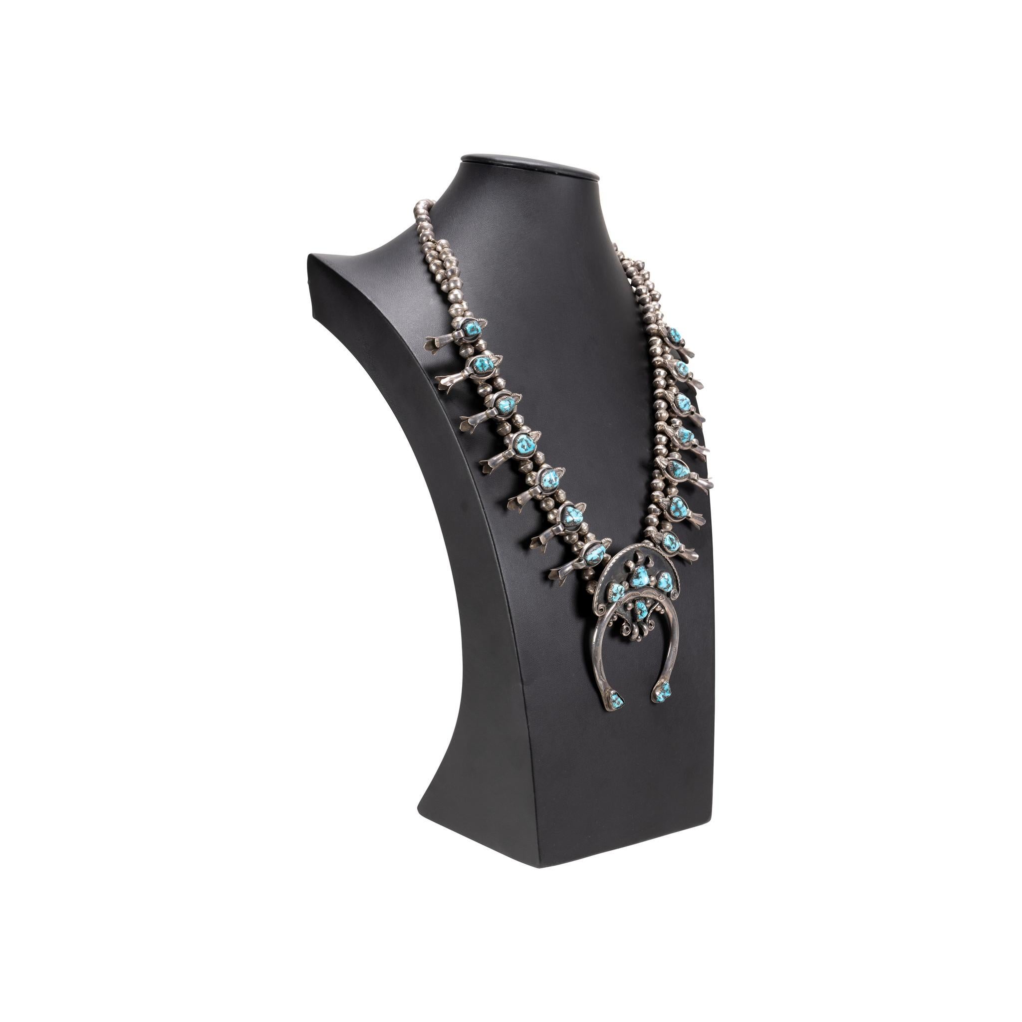 Navajo Kingman Collier fleur de requin turquoise Bon état - En vente à Coeur d Alene, ID