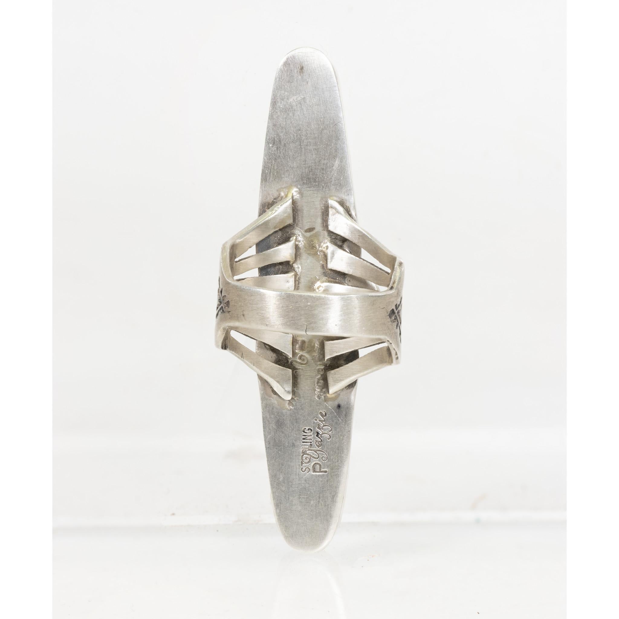 Navajo Lapis und Sterling Ring. Dieser Ring besteht aus zwei Lapis-Stücken, wobei die Oberseite mit Stern-Concho-Perlen verziert ist. Gestempelt 