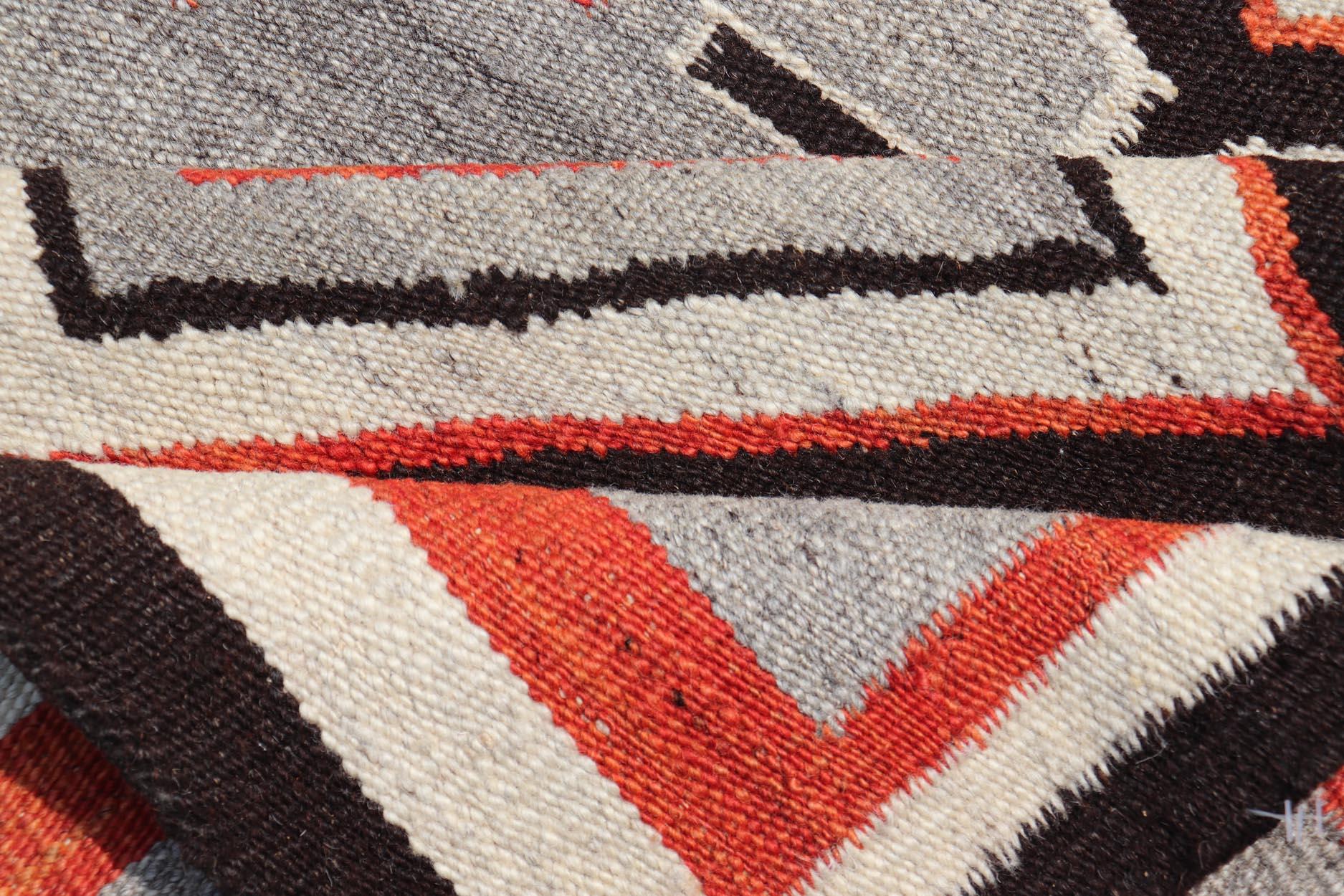 Tappeto Navajo Modern con design geometrico tribale in grigio, rosso, carbone e avorio in vendita 2