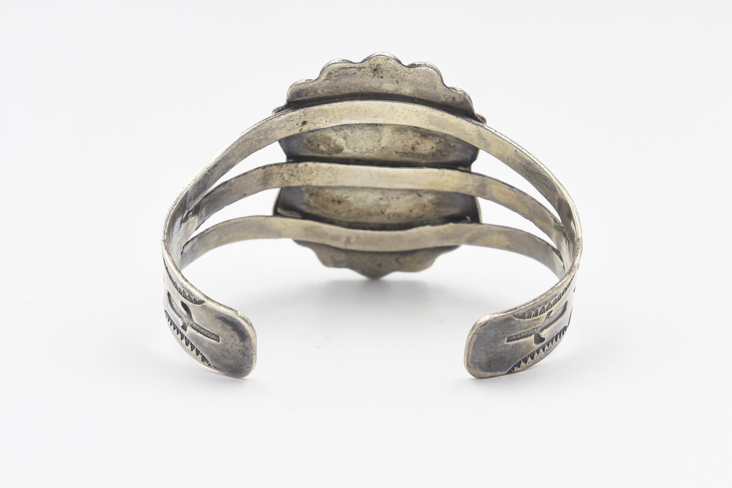 Taglio ovale Bracciale in argento con calcedonio dei nativi del Navajo in vendita