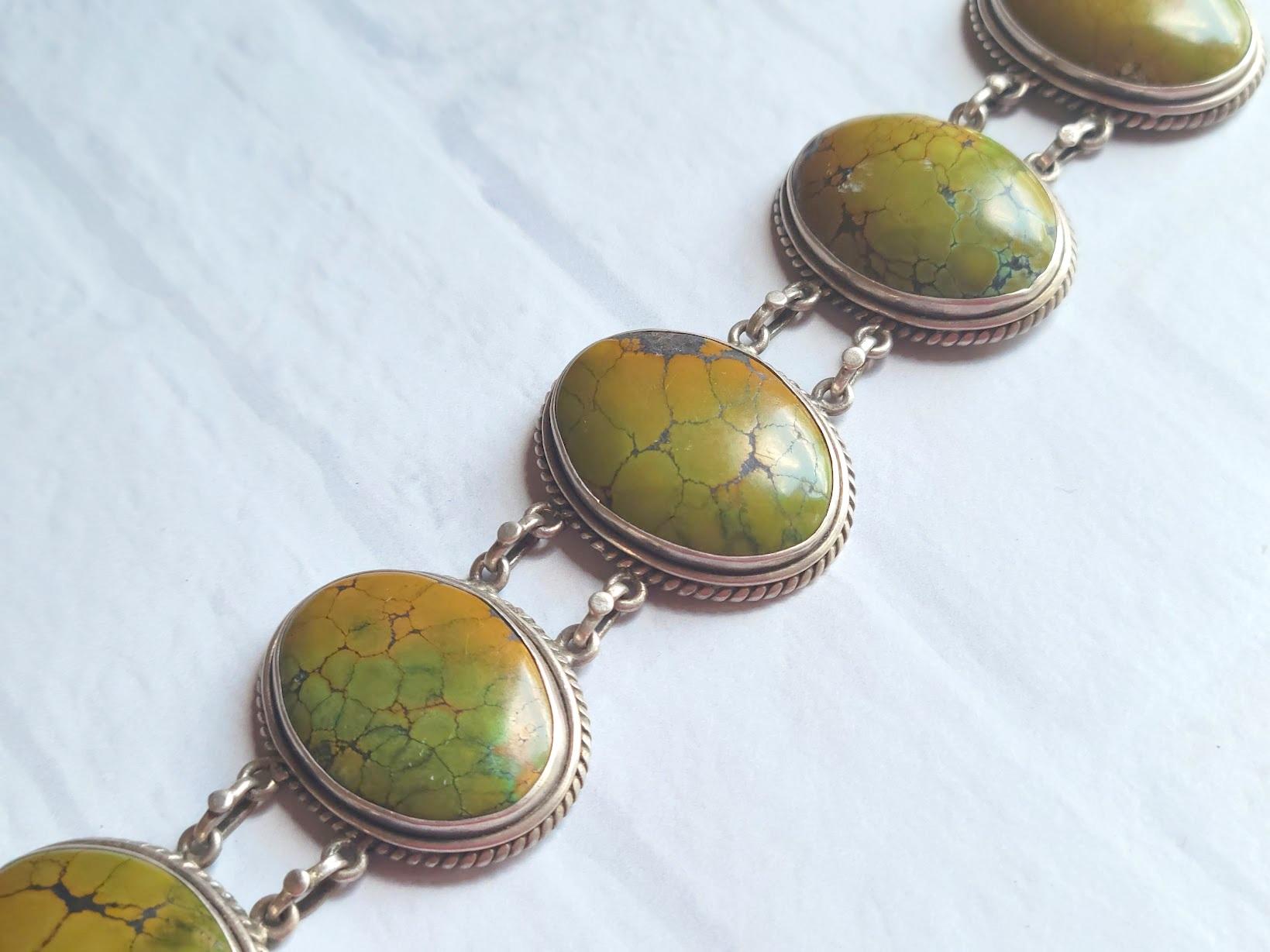 Cabochon Navajo, nativo americano, Bracciale con maglie di turchese verde Kingman in vendita