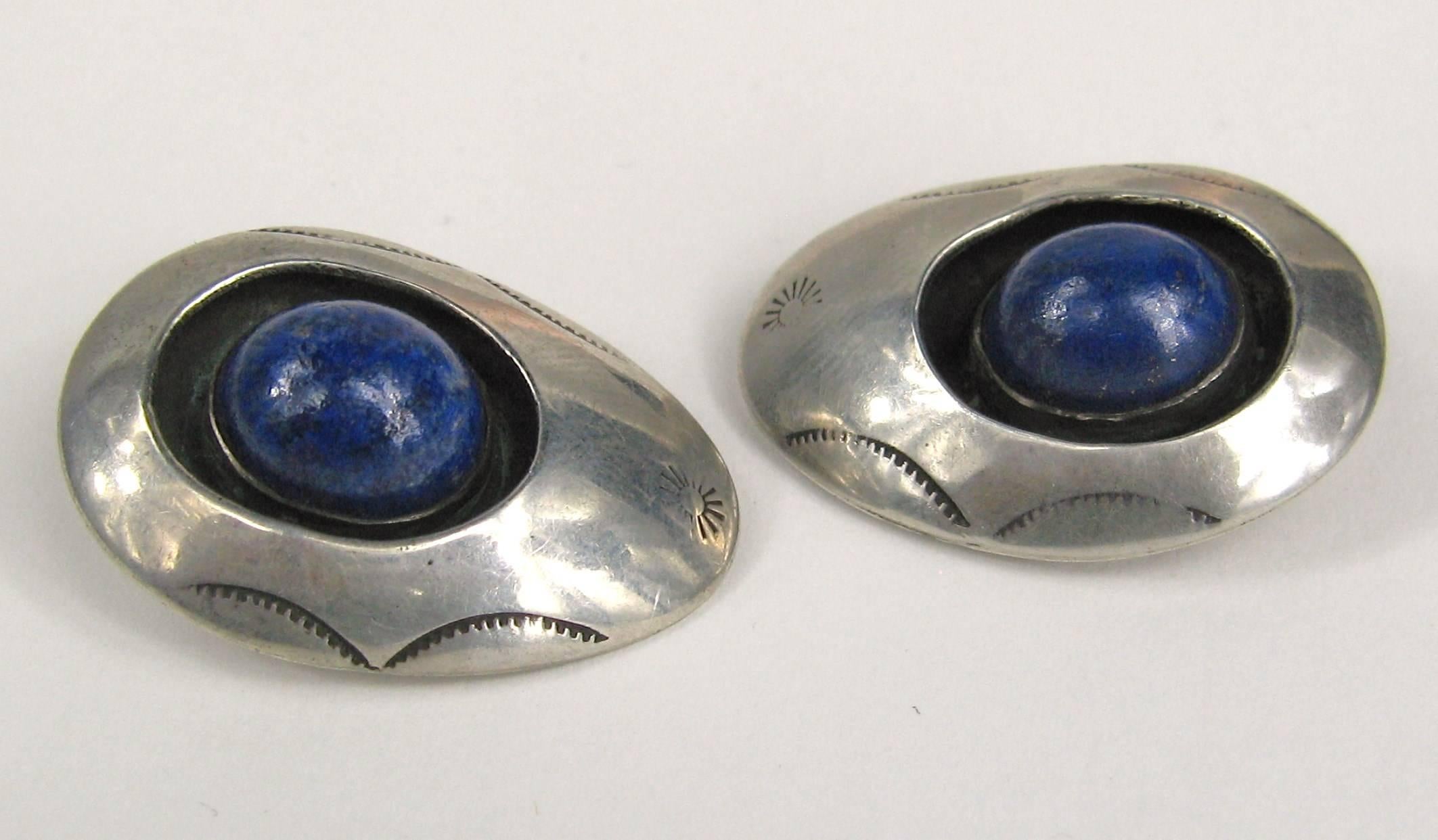 Dies ist ein erstaunliches Paar von Navajo-Schmuck!  Lapislazuli Shadow Box-Ohrringe. Lapis-Steine in einer Schattenbox aus Sterlingsilber. Ohrringe messen 1,40 Zoll x 1,00 Zoll. Die dazu passende Kürbisblüten-Halskette LU4393635911 und der Ring