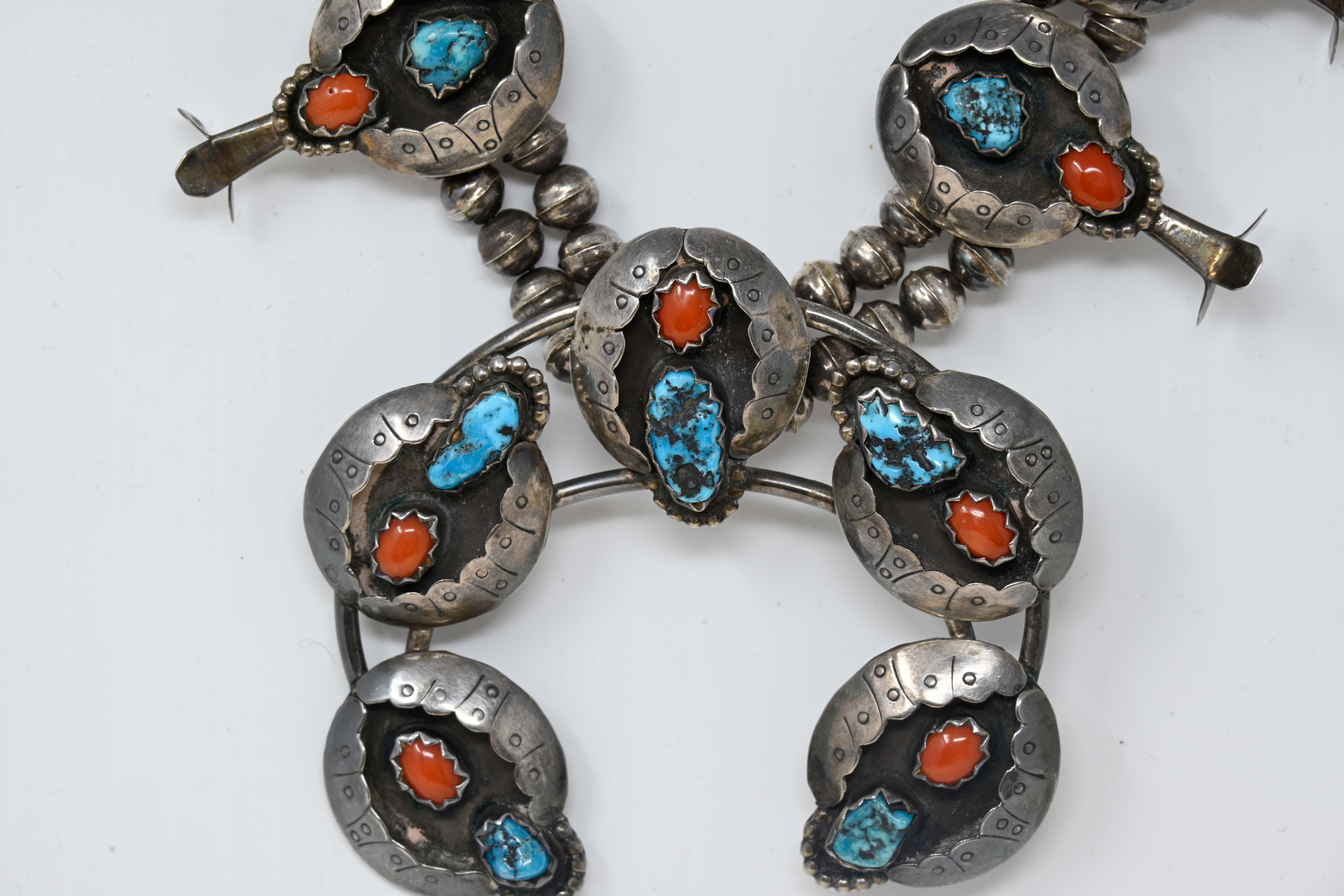 Navajo Native American Squash Blossom Silber Halskette im Zustand „Gut“ im Angebot in Montreal, QC