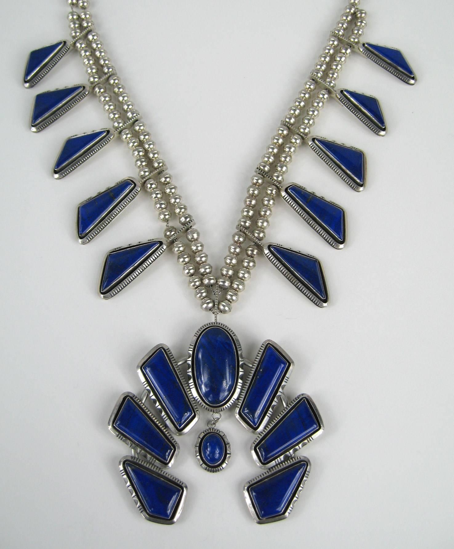 Dies ist ein Fabulous Lapis Lazuli Navajo Squash Blossom- Dies ist eine große Halskette.  Auf der Rückseite gestempelt Messen. Die Naja (Mitte Tropfen) ist 3,90 Zoll x 3,73 oben nach unten. Doppel Perlen Sterling Halskette ist 23 Zoll Ende zu Ende