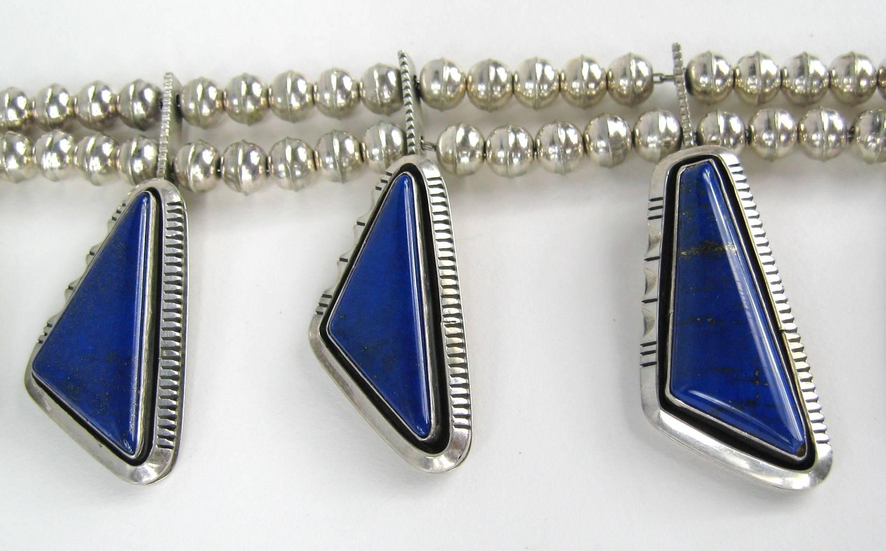 Navajo Indigene Kunst Nord- und Südamerikas  Halskette aus Sterlingsilber mit Lapislazuli und Muschelblüten (Ungeschliffen) im Angebot