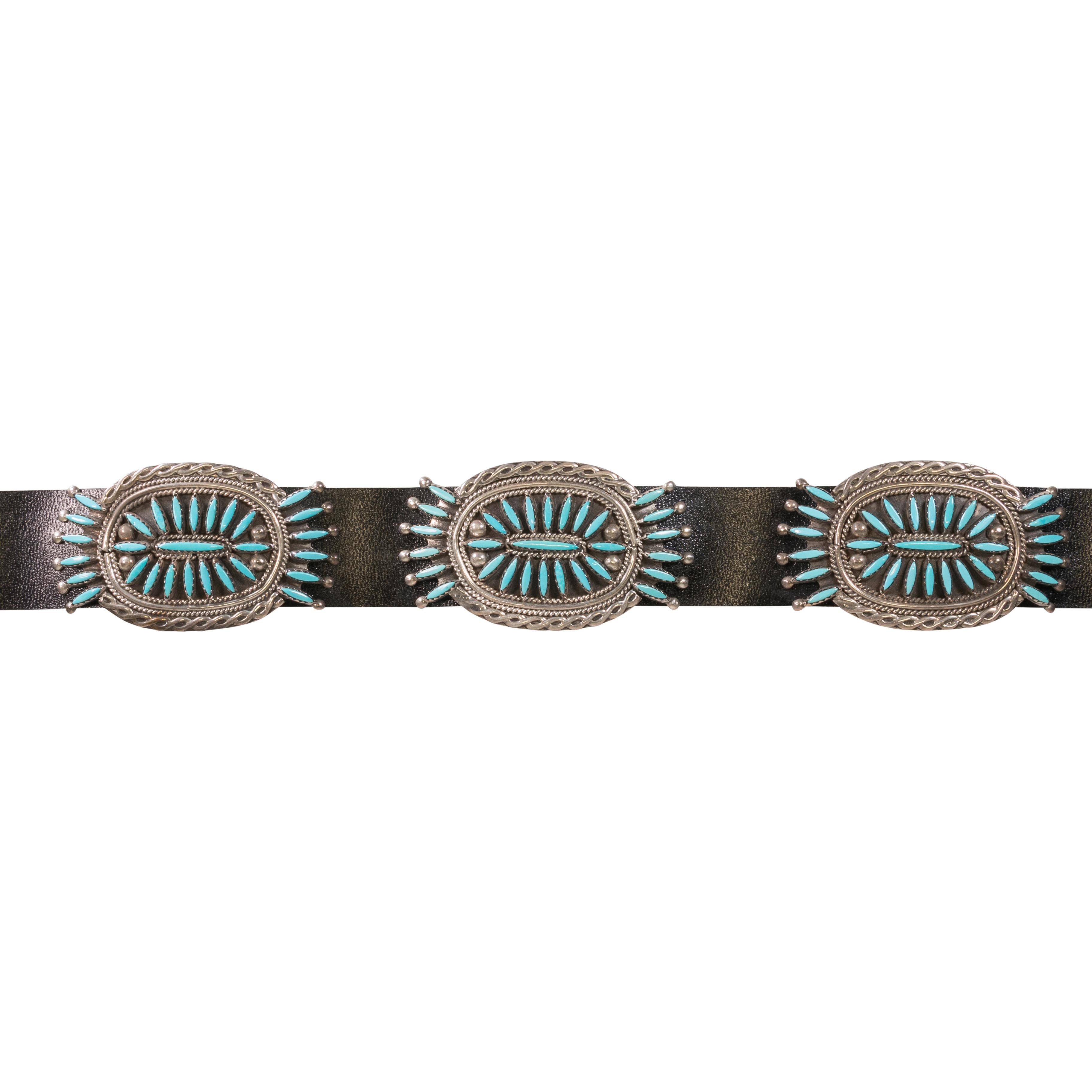 Ceinture Navajo à l'aiguille avec turquoise et concho en argent sterling. One Plus Eleven conchos plus boucle assortie. Chaque concho est orné de 35 turquoises 