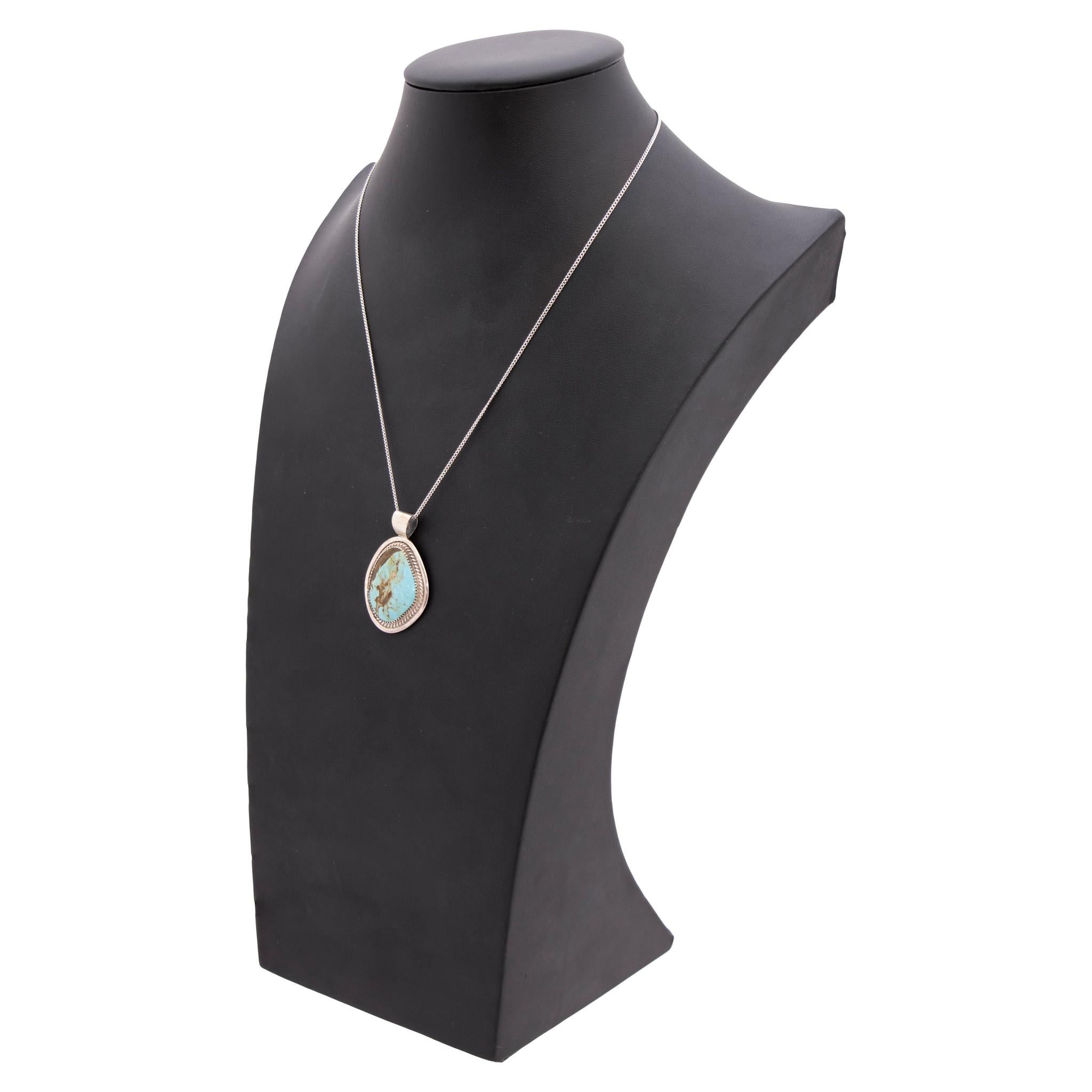 Navajo Sterlingsilber und Nr. 8 Türkis Anhänger auf einfache Sterlingsilber Kette von Caleb Calles. Natürlicher, unbehandelter Stein der Güteklasse A, eingefasst in eine klassische, gedrehte Sterling-Bordüre. Auf der Rückseite gestempelt 