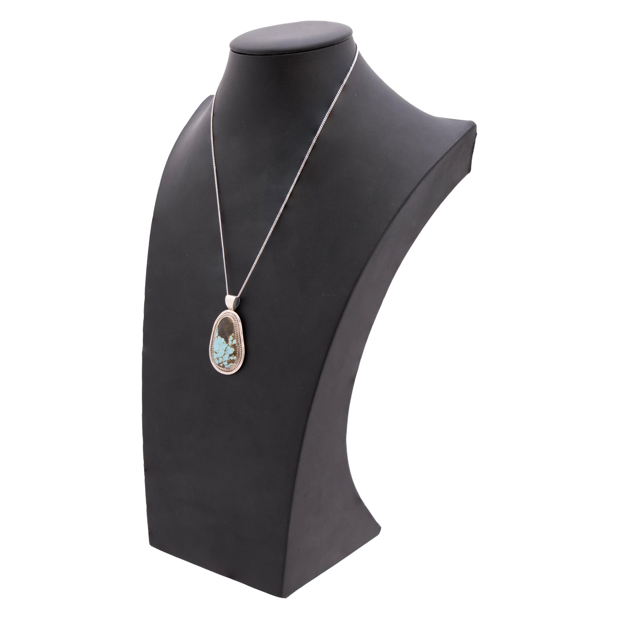 Navajo Sterlingsilber und Nr. 8 Türkis Anhänger auf einfache Sterlingsilber Kette von Caleb Calles. Natürlicher, unbehandelter Stein der Güteklasse A, eingefasst in eine klassische, gedrehte Sterling-Bordüre. Gestempelt 