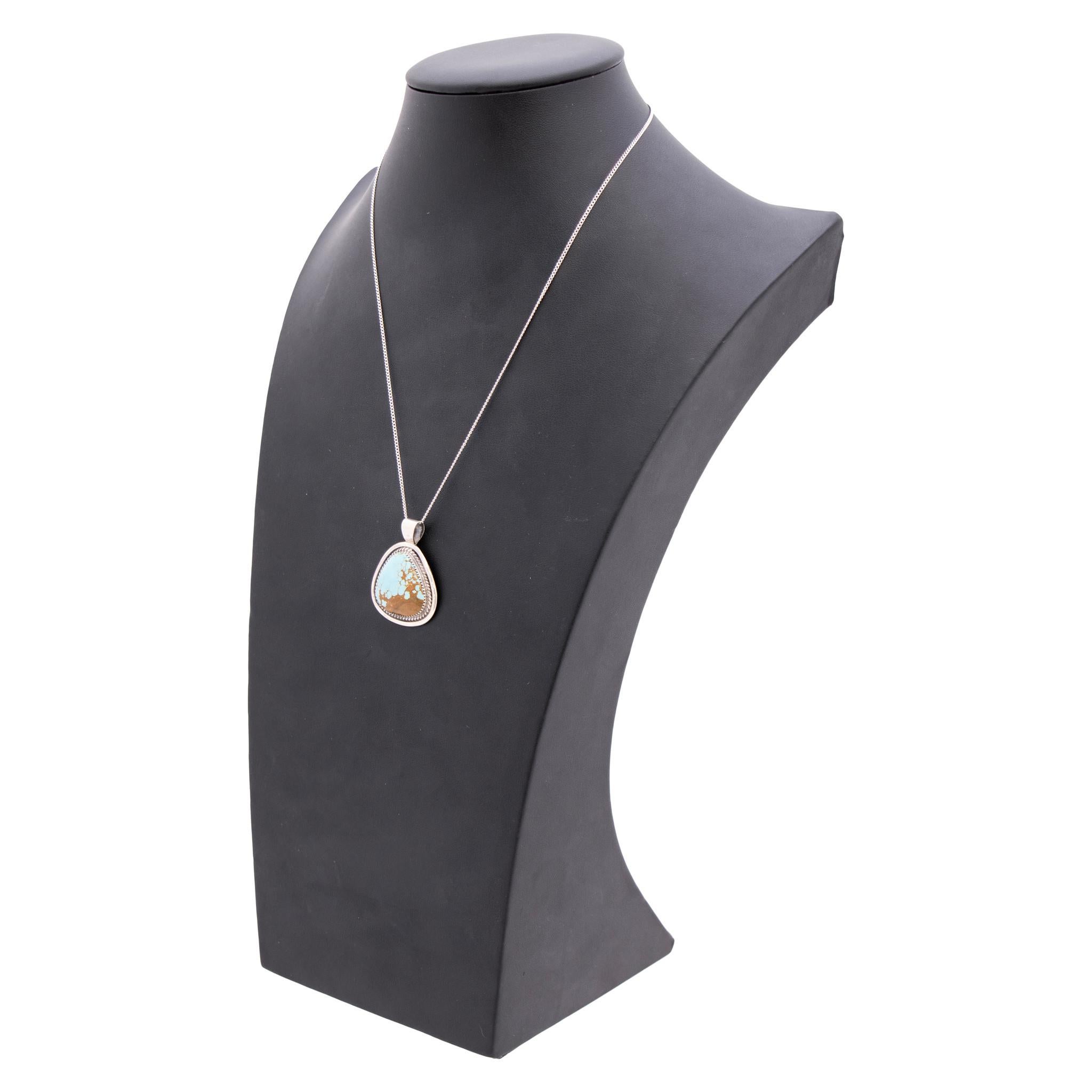 Navajo Sterlingsilber und Nr. 8 Türkis Anhänger auf einfache Sterlingsilber Kette von Caleb Calles. Natürlicher, unbehandelter Stein der Güteklasse A, eingefasst in eine klassische, gedrehte Sterling-Bordüre. Auf der Rückseite gestempelt 