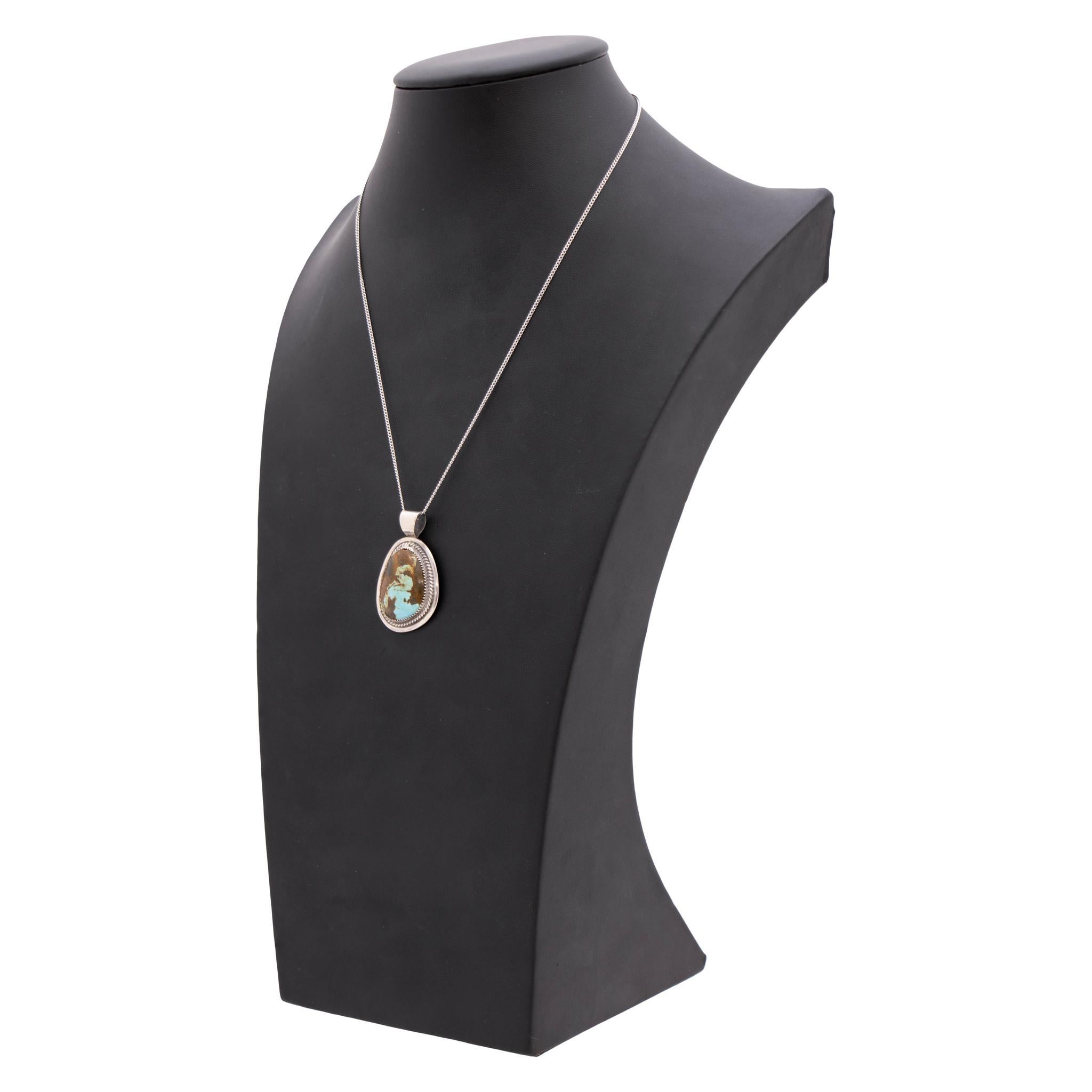Navajo Sterlingsilber und Nr. 8 Türkis Anhänger auf einfache Sterlingsilber Kette von Caleb Calles. Natürlicher, unbehandelter Stein der Güteklasse A, eingefasst in eine klassische, gedrehte Sterling-Bordüre. Auf der Rückseite gestempelt 