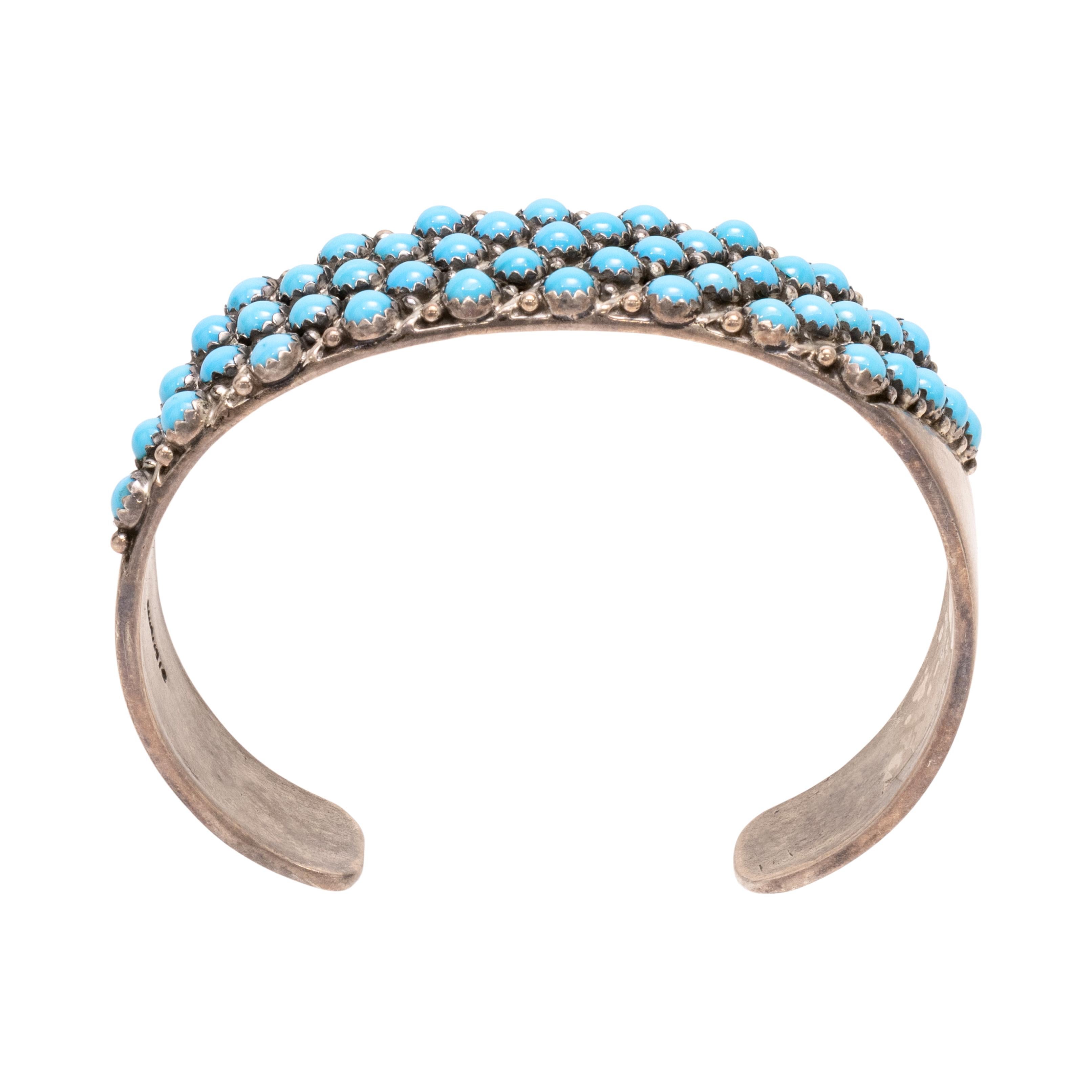 Bracciale in turchese petit-point Navajo e argento sterling. 45 Sleeping Beauty con taglio rotondo e incastonatura a dente di sega con piccoli accenti di perline in argento. Disposte in nove linee diagonali lungo la faccia del bracciale in argento
